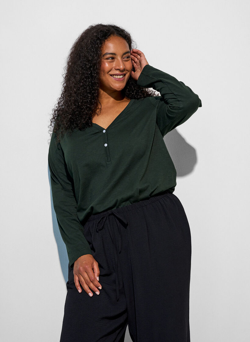 Lang&aelig;rmet t-shirt med V-hals og knapper, Gr&oslash;n, Model image number 0