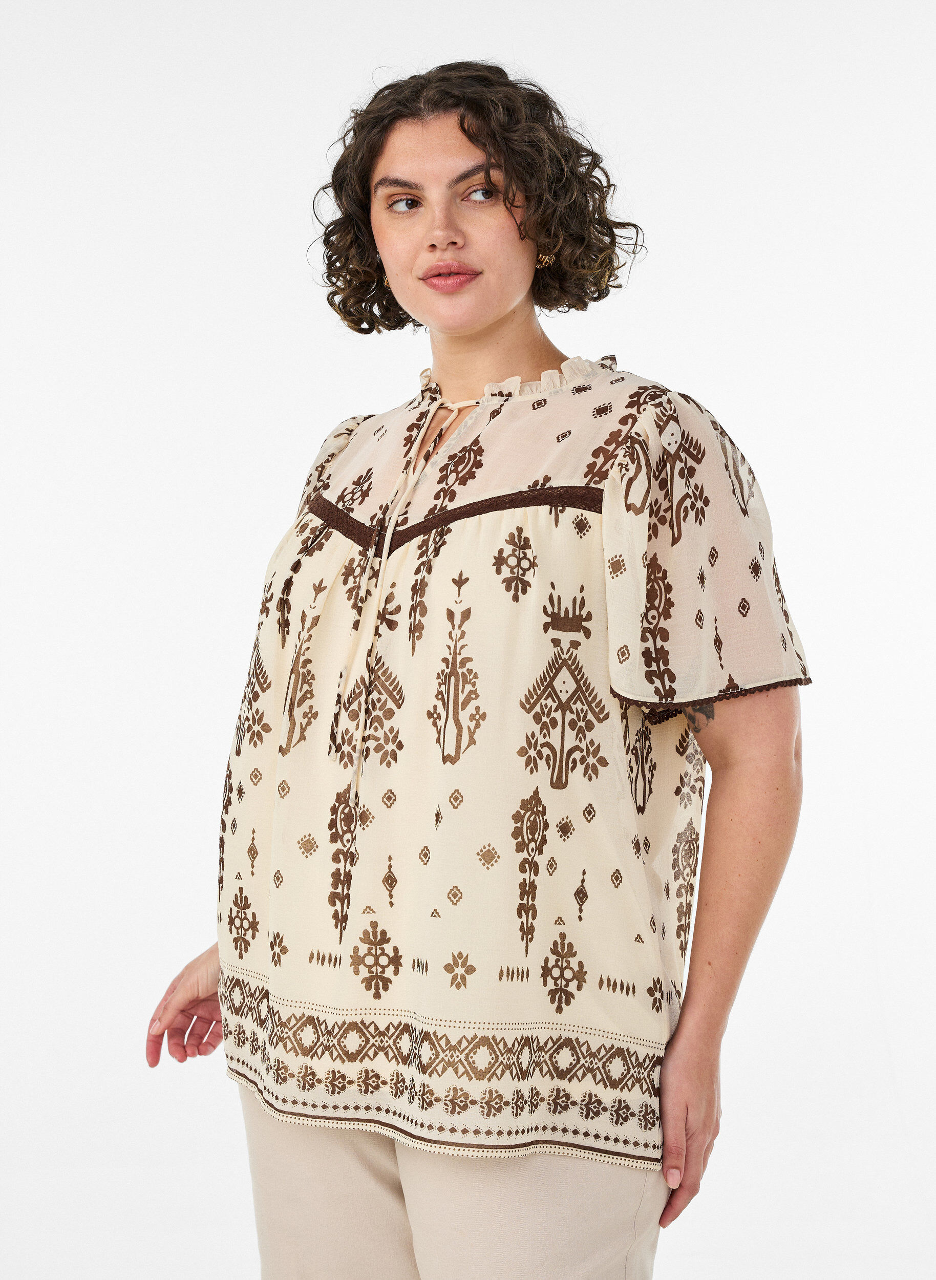 ZizziBluse med m&oslash;nster og crochetb&aring;nd, Beige, Model image number 0