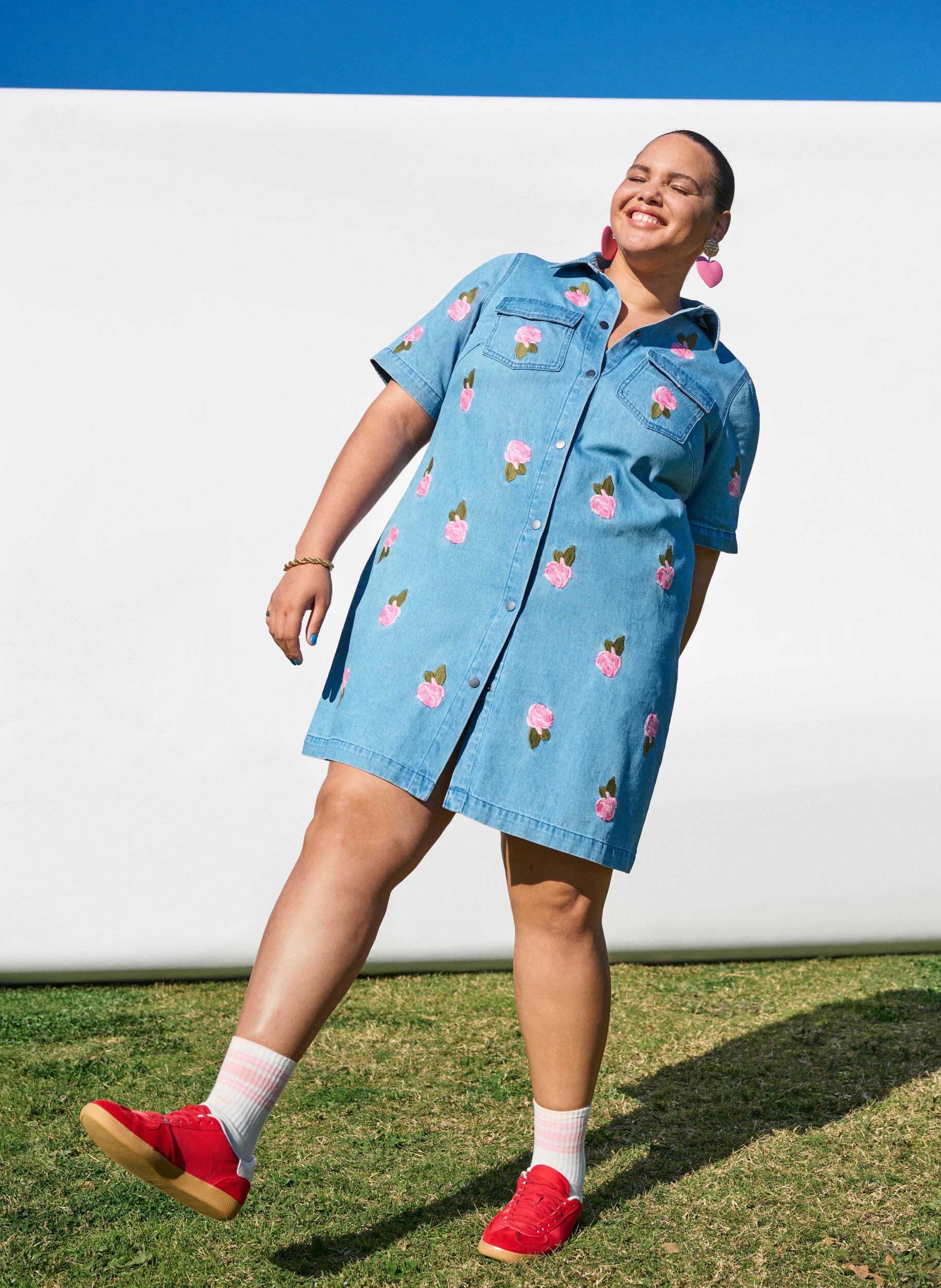 Zizzi Kort denimkjole med broderede blomster, Bl&aring;, Image image number 0