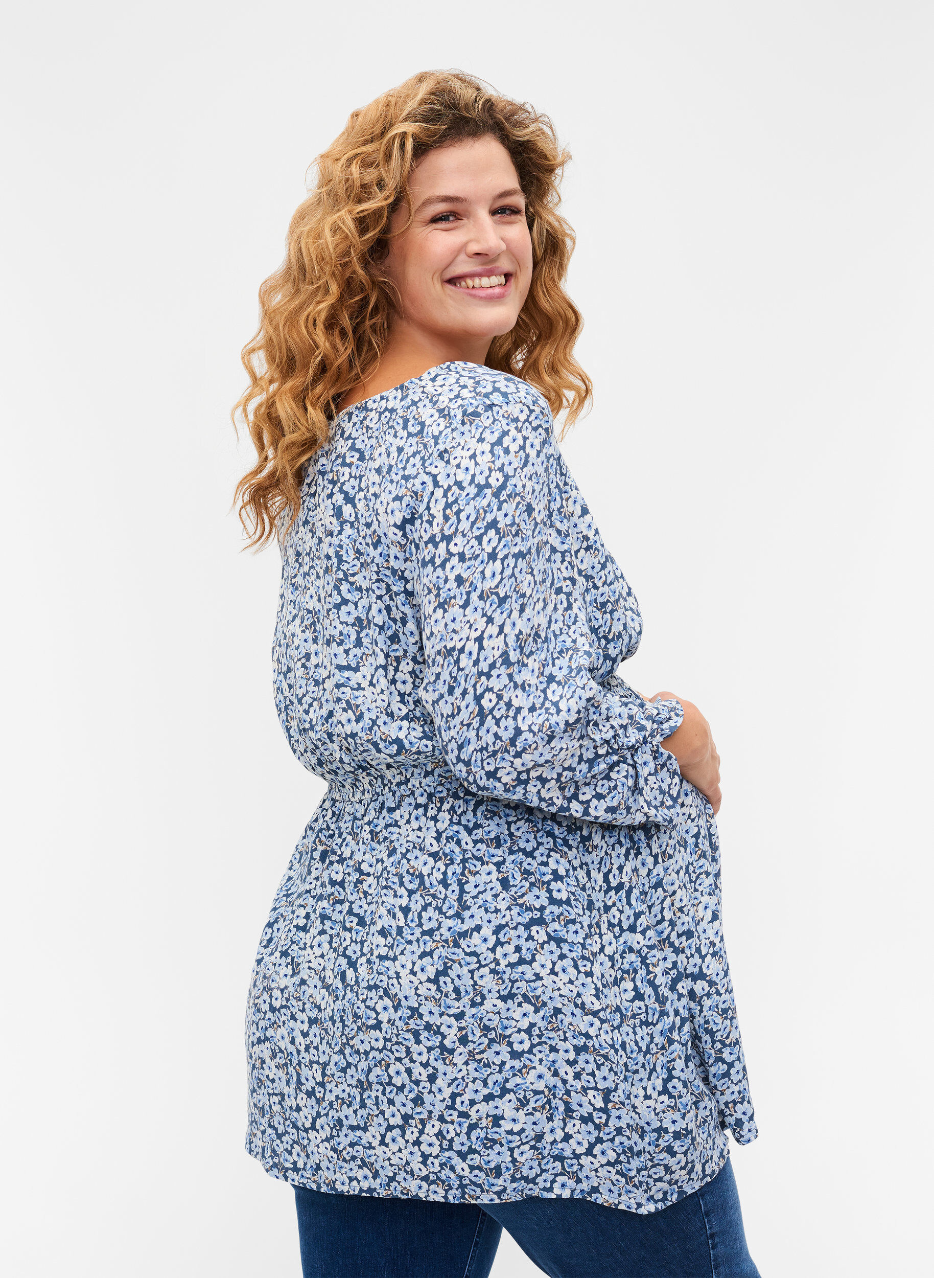 Zizzi Graviditets bluse i viskose med print, Blue Flower AOP, Model image number 1