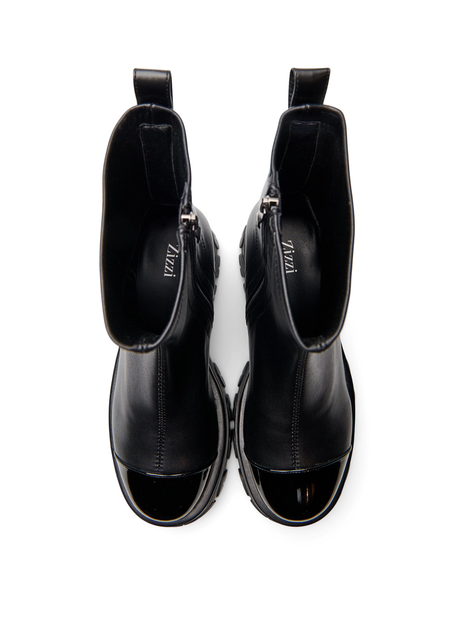 Zizzi Wide fit &ndash; Chunky ankelst&oslash;vle med lakdetalje, Sort, Packshot image number 2