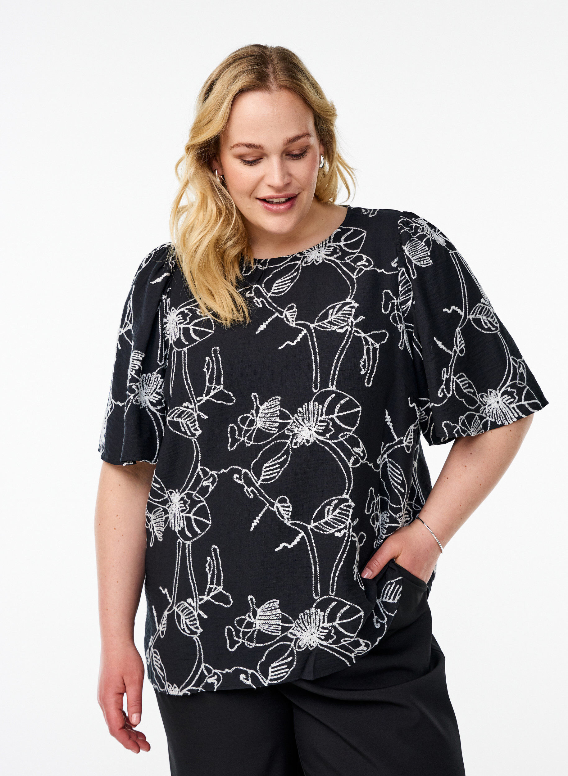 Kort&aelig;rmet bluse med broderet m&oslash;nster, Sort, Model