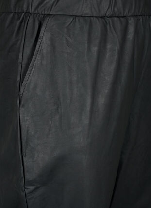 Imiterede læderbukser med lommer, Black, Packshot image number 2