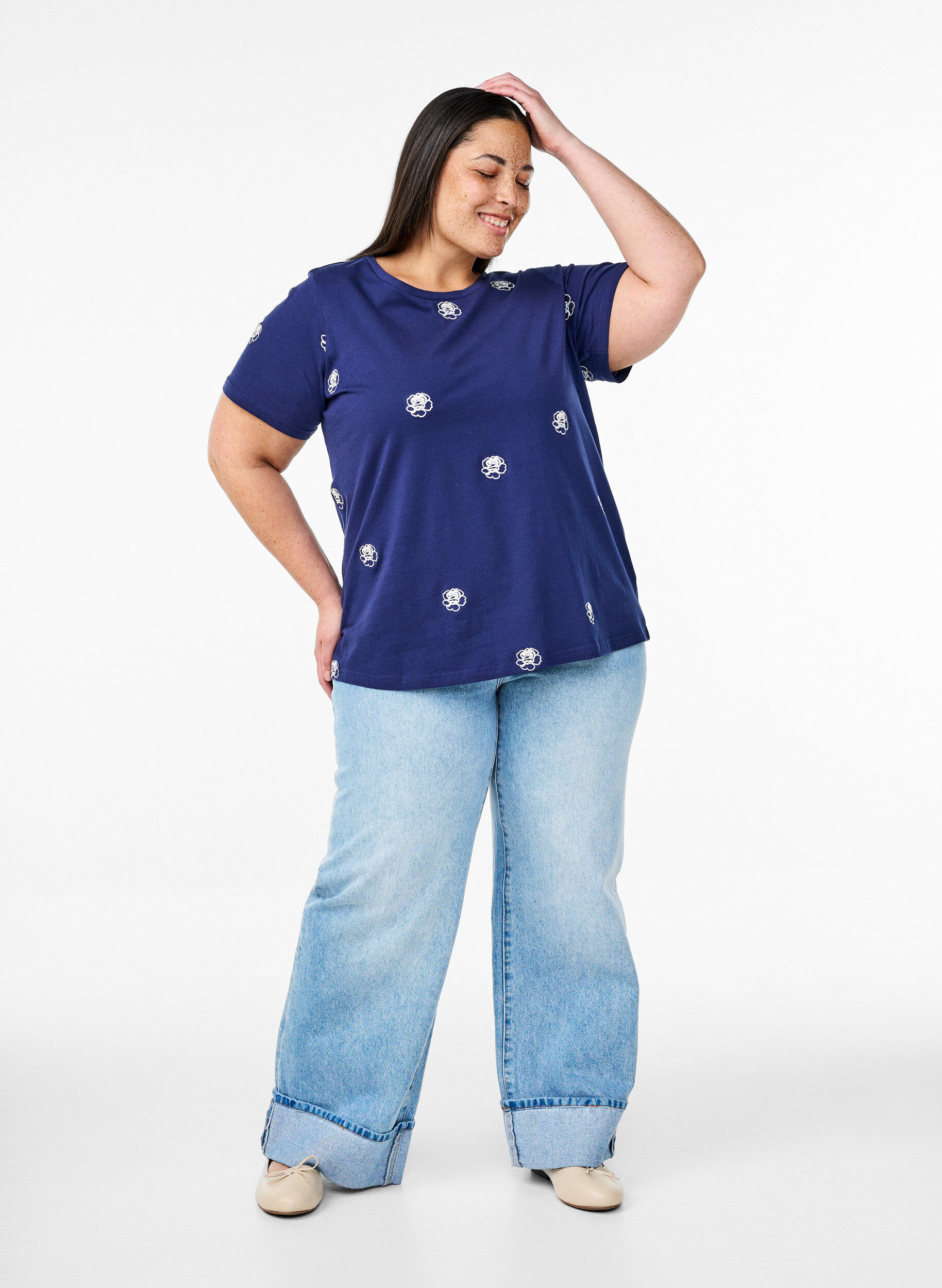 Zizzi T-shirt i &oslash;kologisk bomuld med broderede motiver, Bl&aring;, Model image number 1