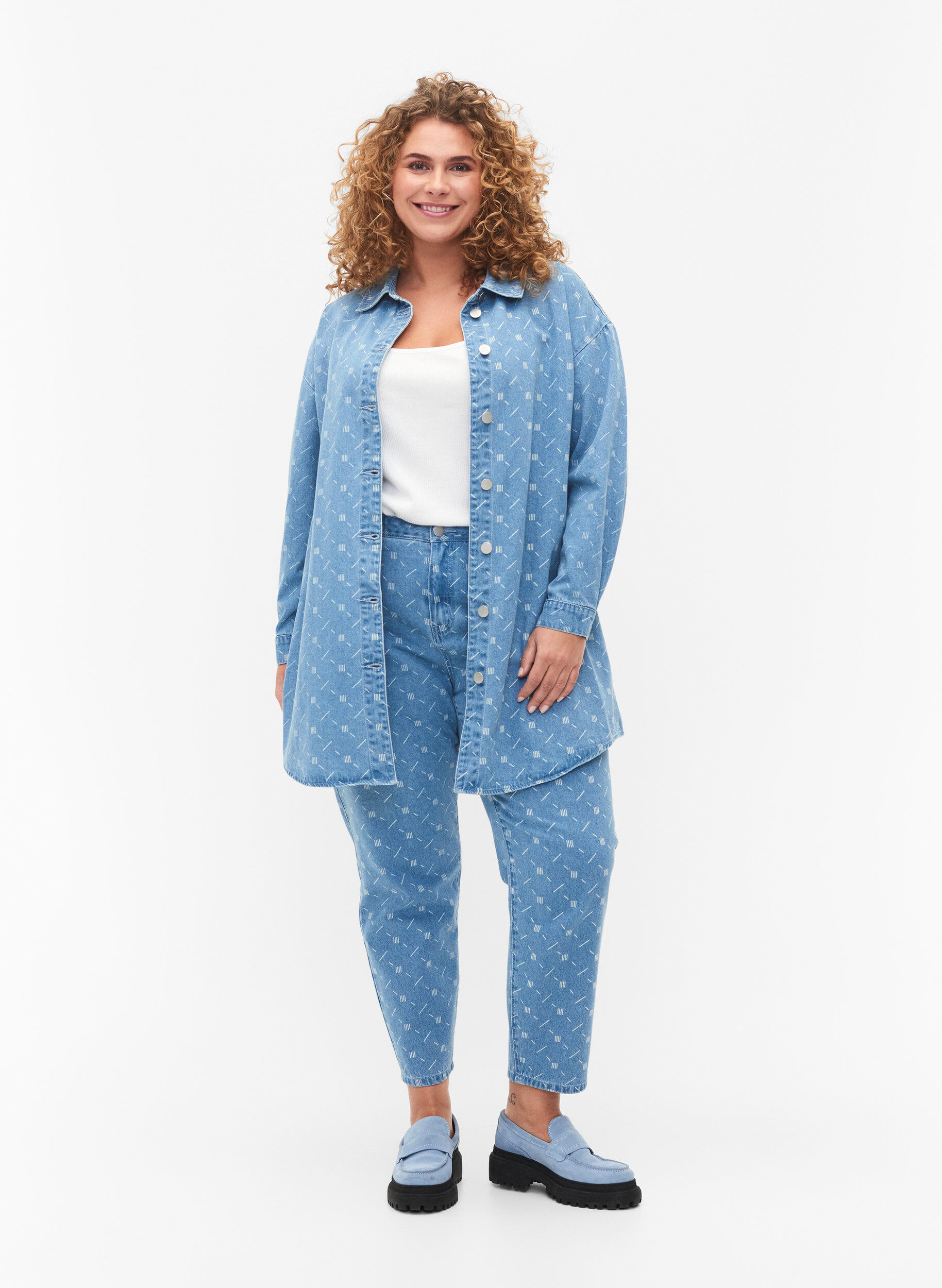 Zizzi Mille mom fit jeans med print, Light blue denim, Model image number 0
