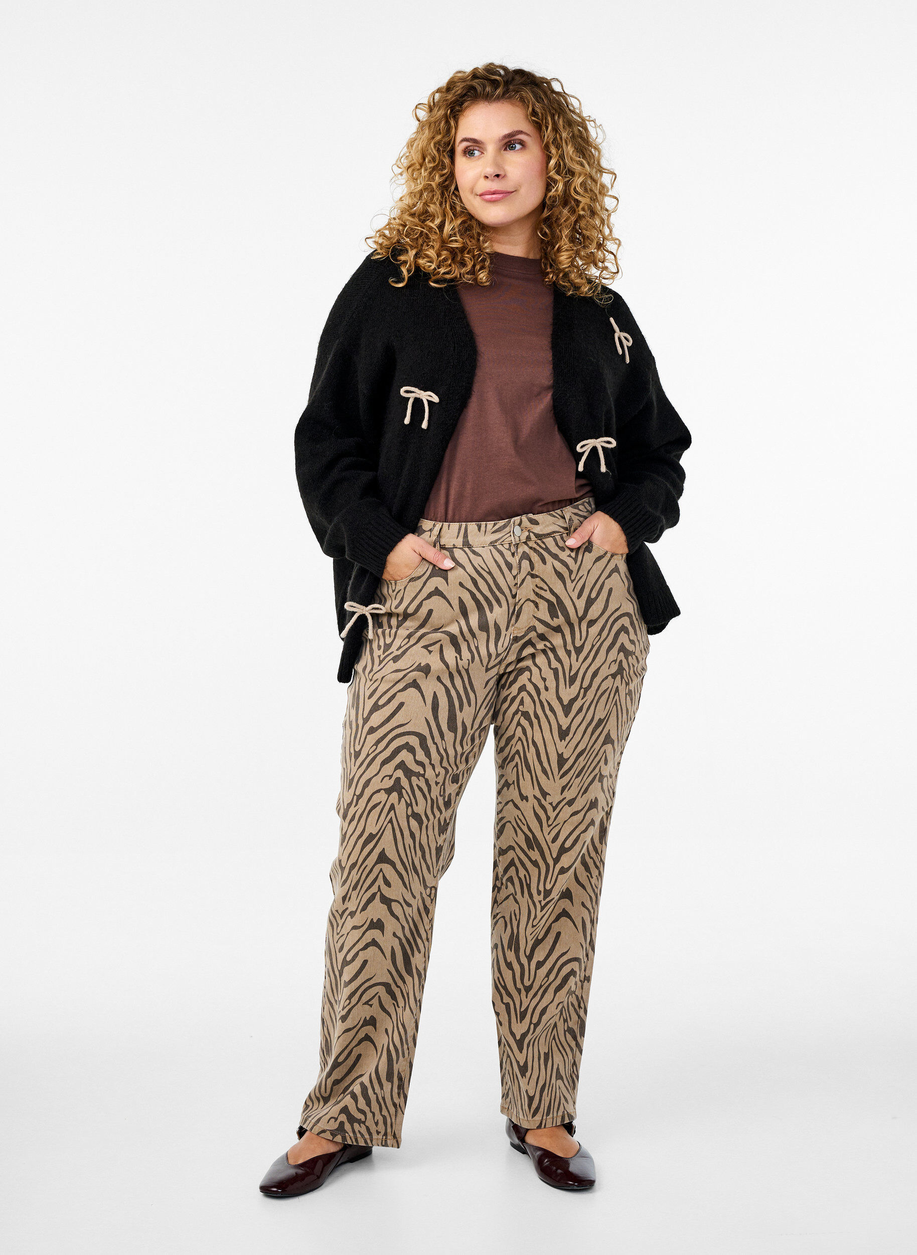 Zizzi Kort strikcardigan med sl&oslash;jfer, Black Comb, Model image number 2