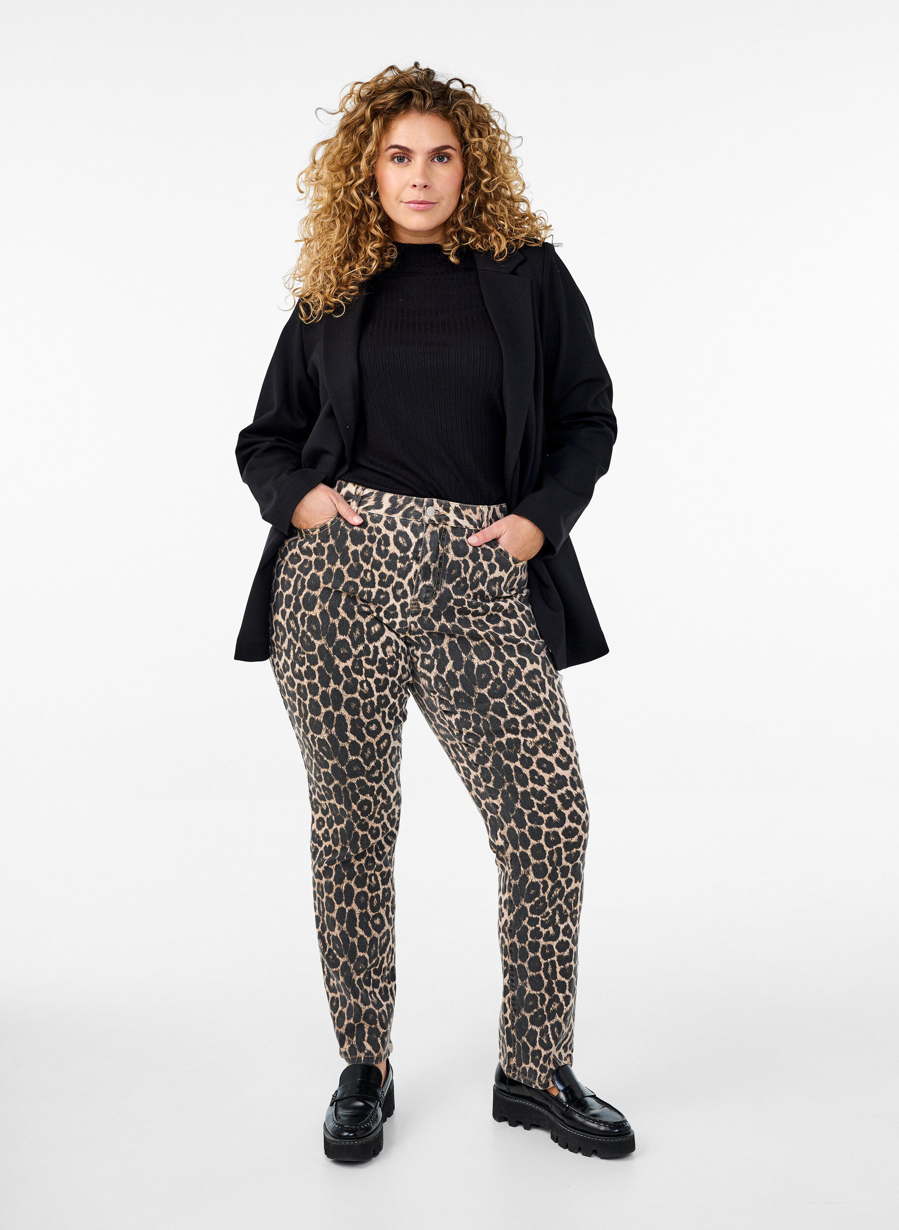 Emily jeans med leopardprint, Brun, Model