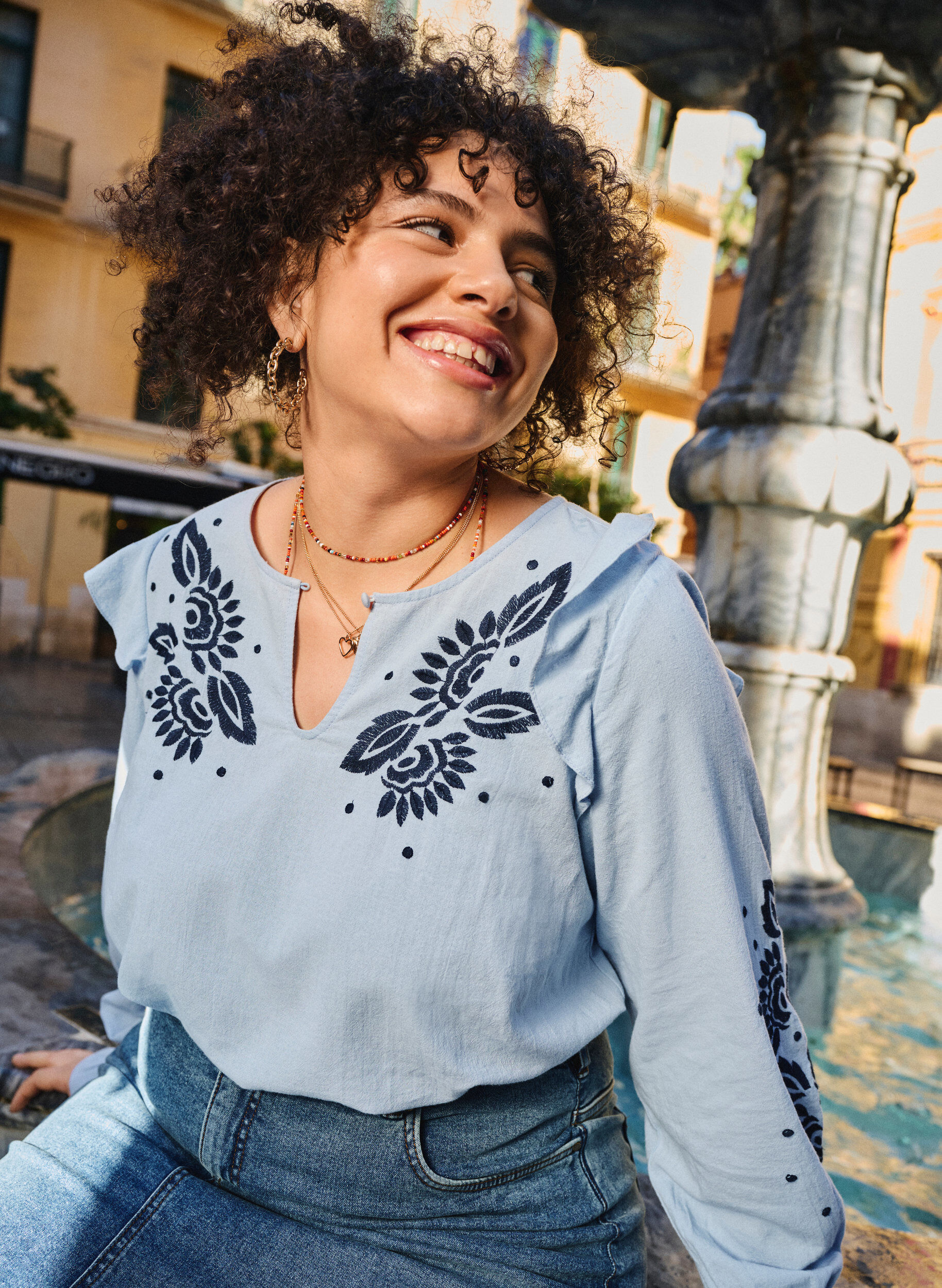 Zizzi Bluse i bomuld med broderi og fl&aelig;ser, Bl&aring;, Image image number 0