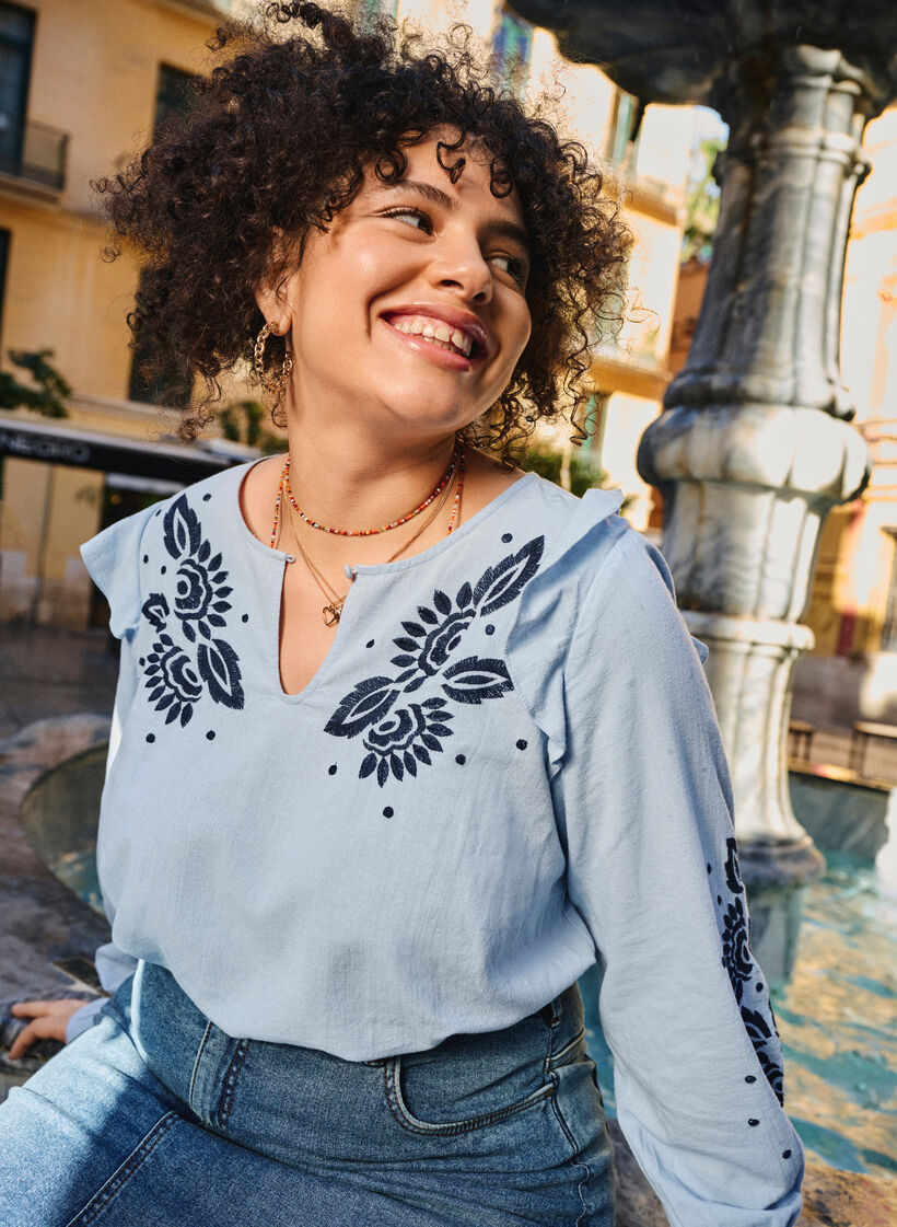 Bluse i bomuld med broderi og flæser, Blå, Image image number 0