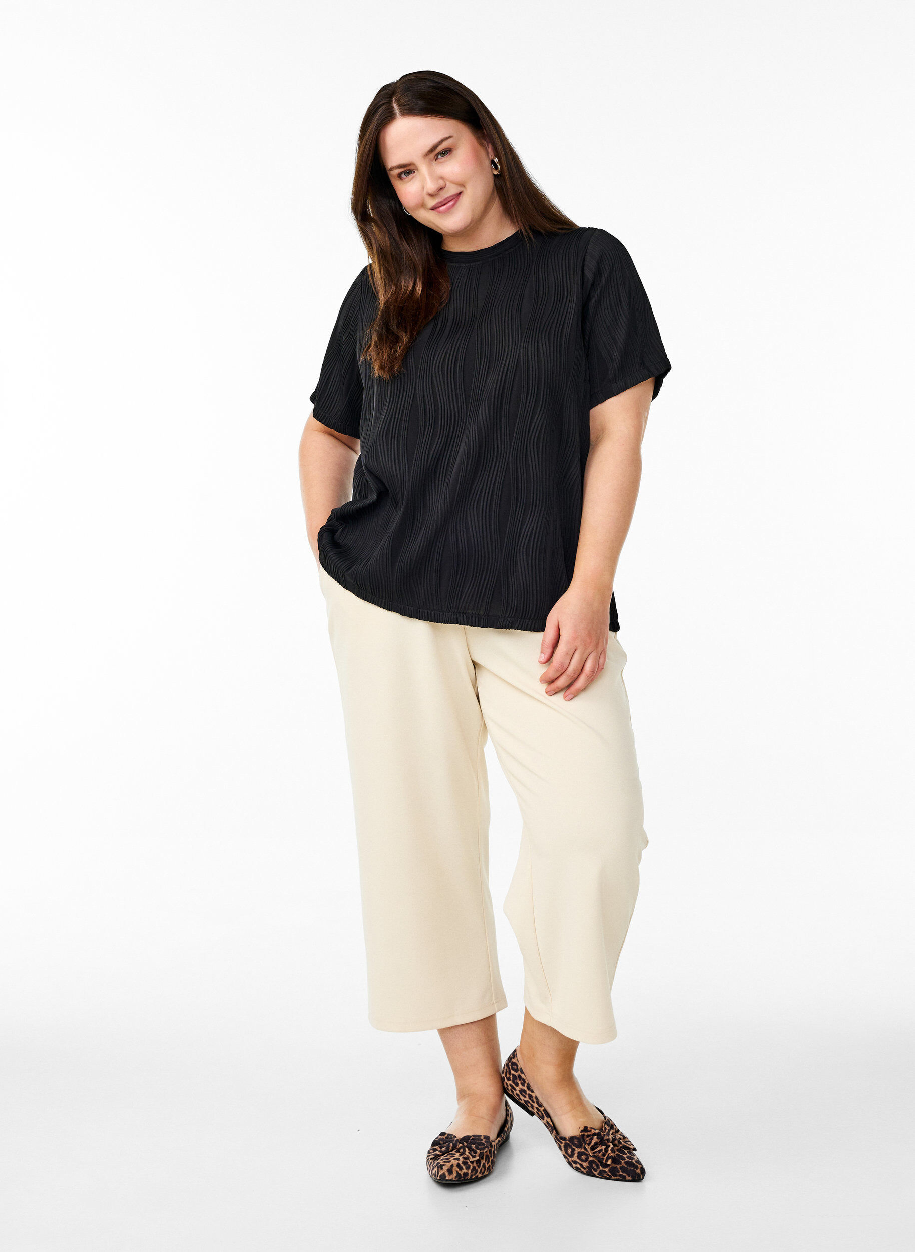 Zizzi Bluse med korte &aelig;rmer og b&oslash;lget struktur, Sort, Model image number 1