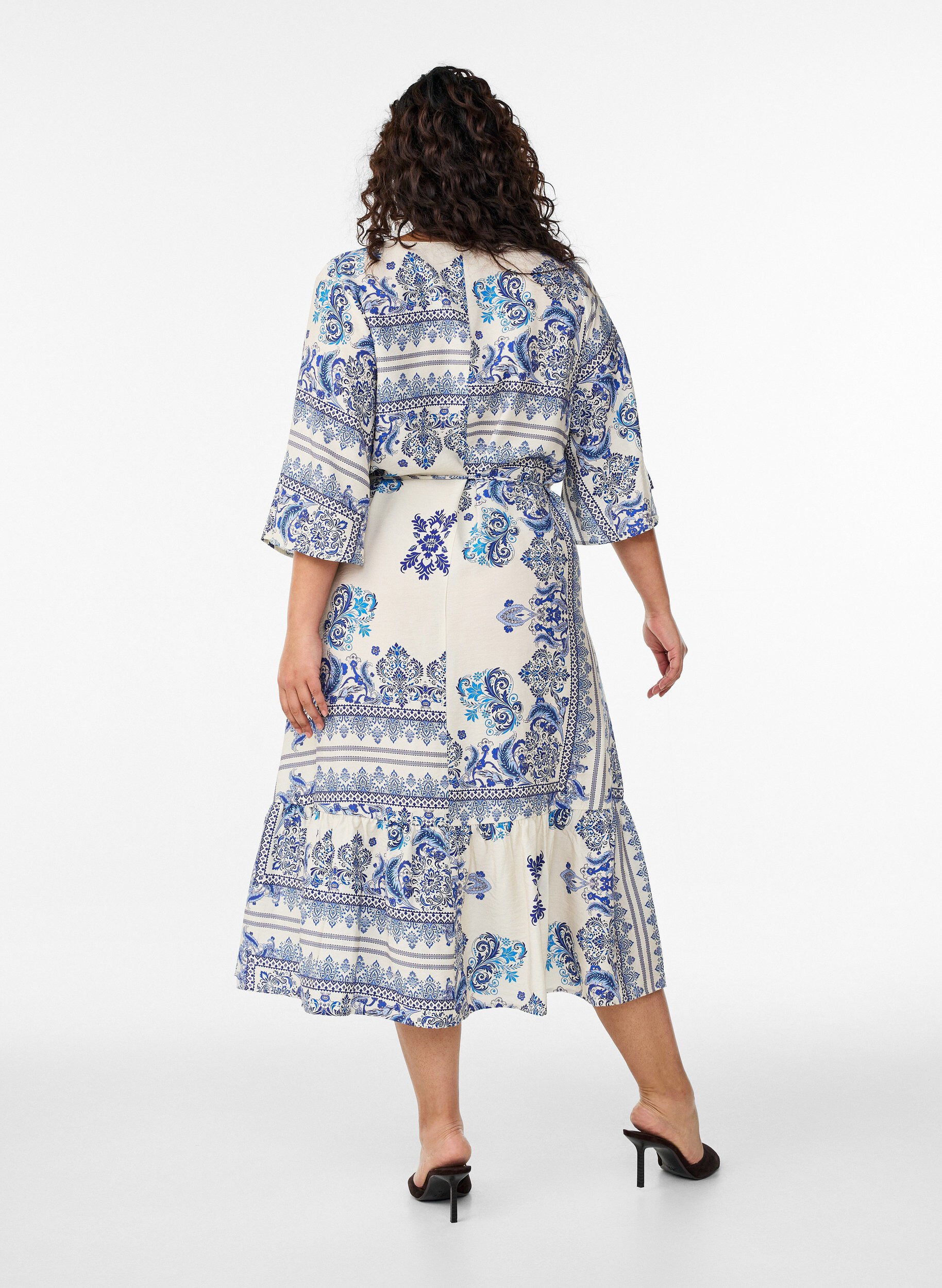 Zizzi M&oslash;nstret midikjole i viskose med bindeb&aring;nd, Bl&aring;, Model image number 1