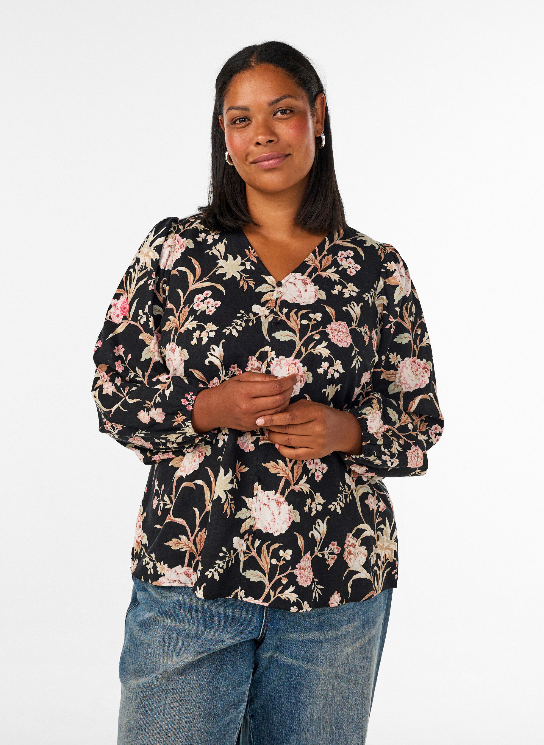 ZizziBlomstret bluse i h&oslash;r og viskose med lange &aelig;rmer, Sort, Model image number 0