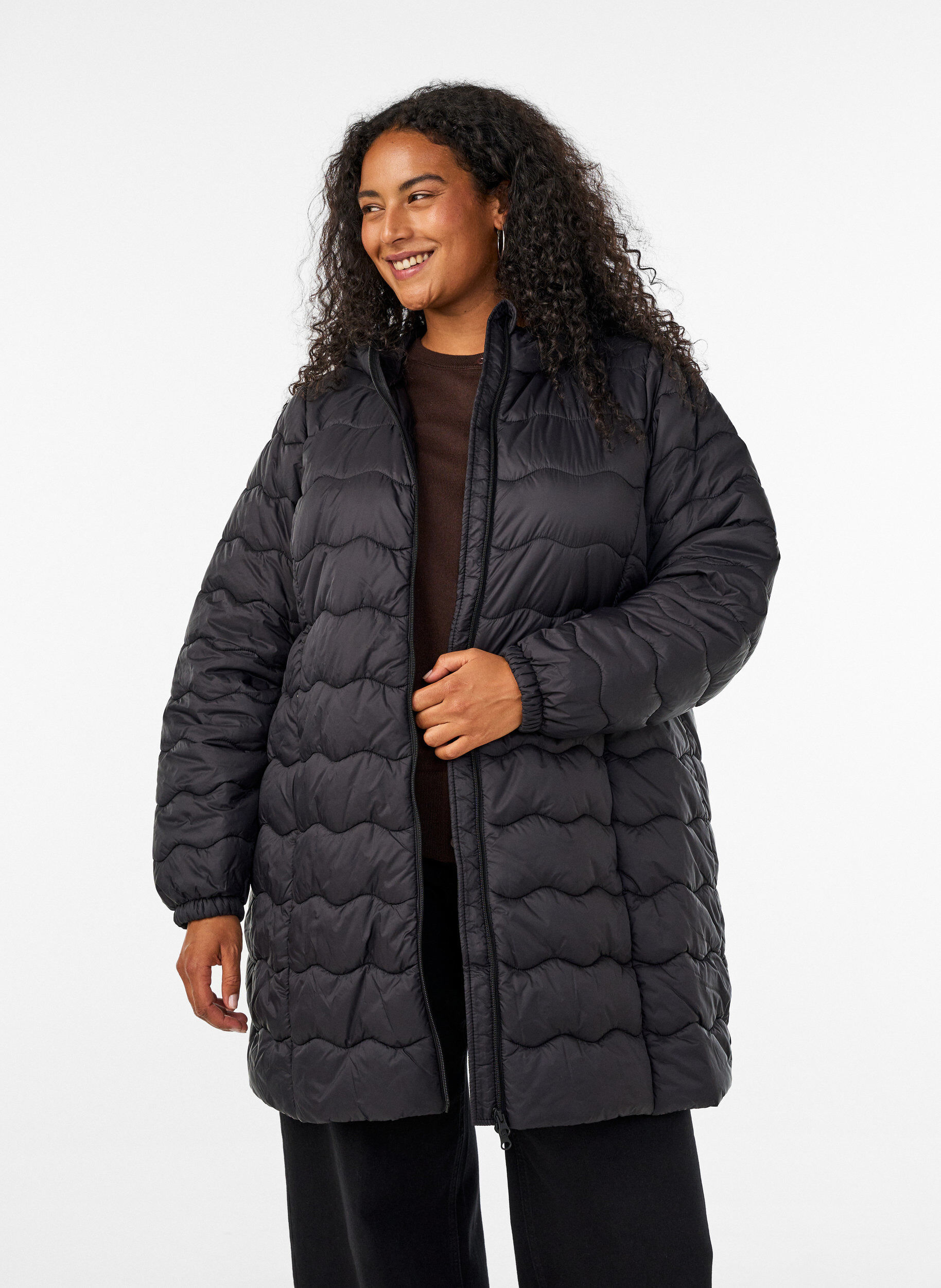 ZizziVatteret jakke med quiltet m&oslash;nster, Sort, Model image number 0