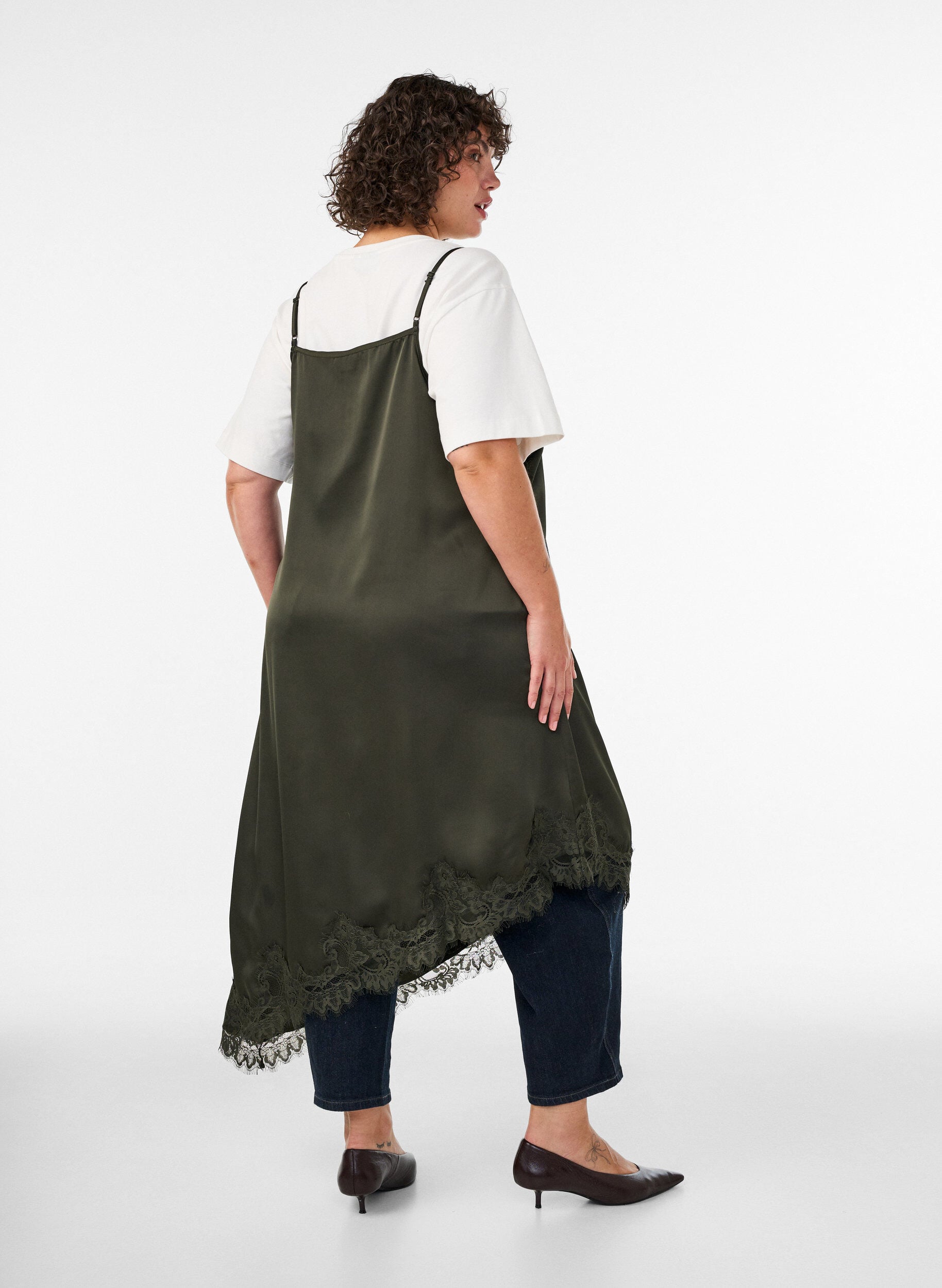 ZizziSatinkjole med blonde og asymmetrisk kant, Gr&oslash;n, Model image number 2