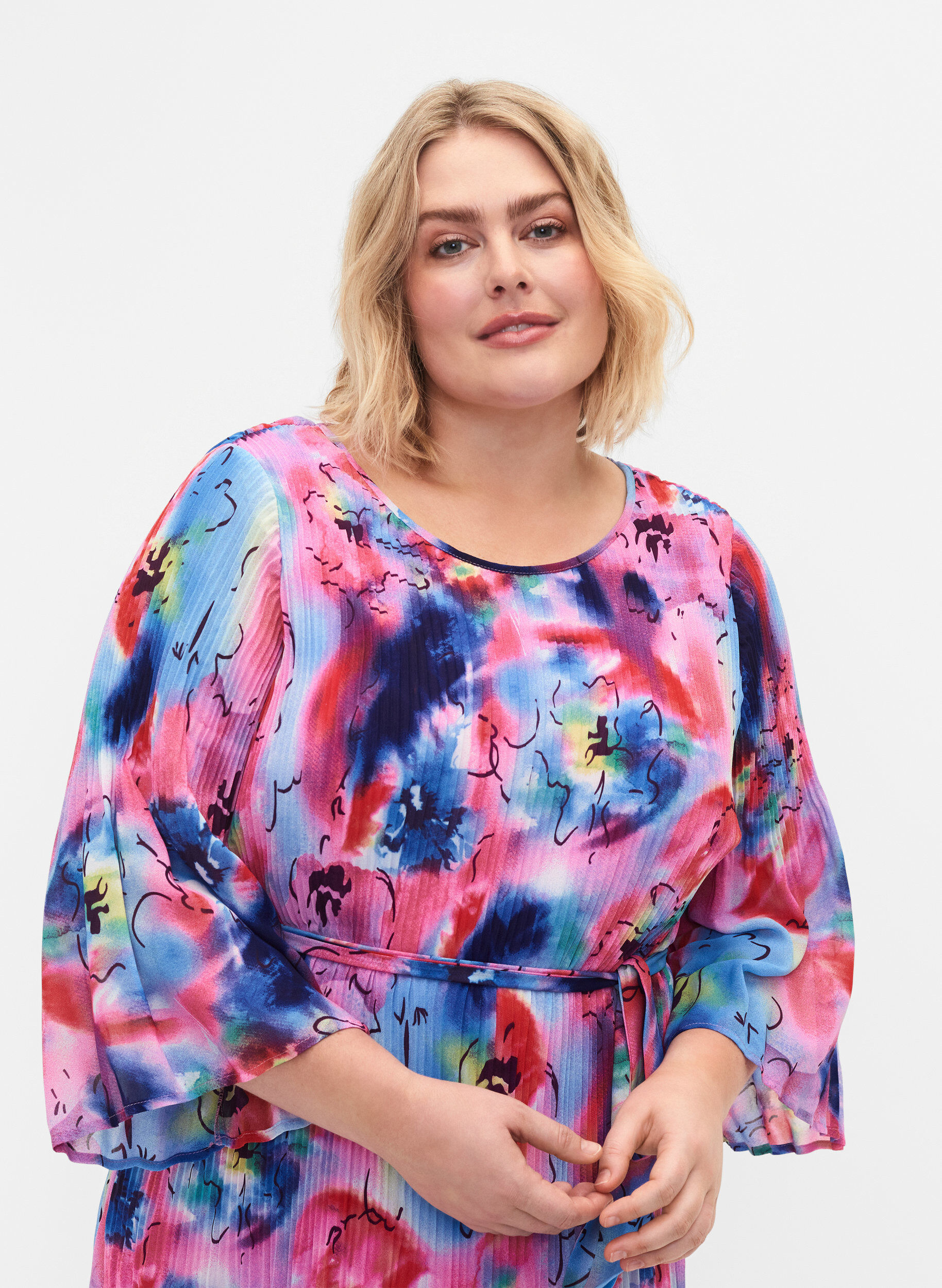 Zizzi Printet pliss&eacute;kjole med bindeb&aring;nd, Lavender Space AOP, Model image number 2