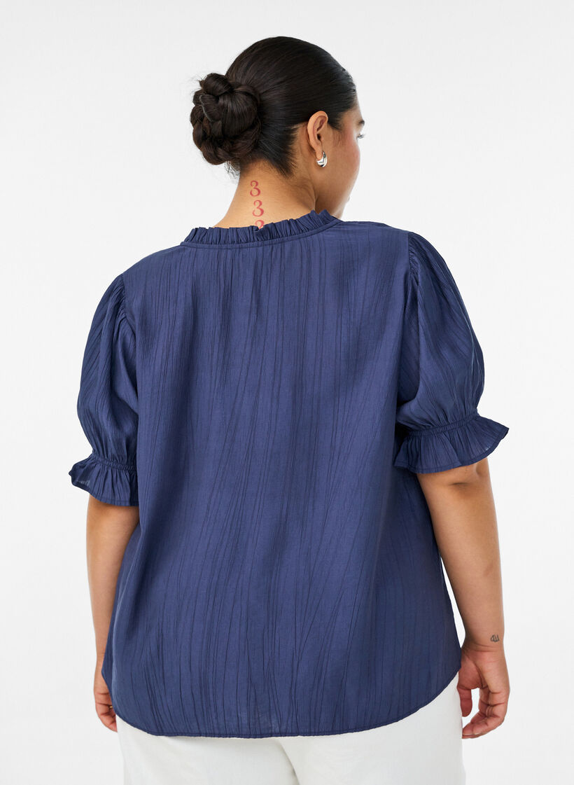 Bluse i viskoseblanding med kr&oslash;llet struktur og V-udsk&aelig;ring, Bl&aring;, Model image number 2