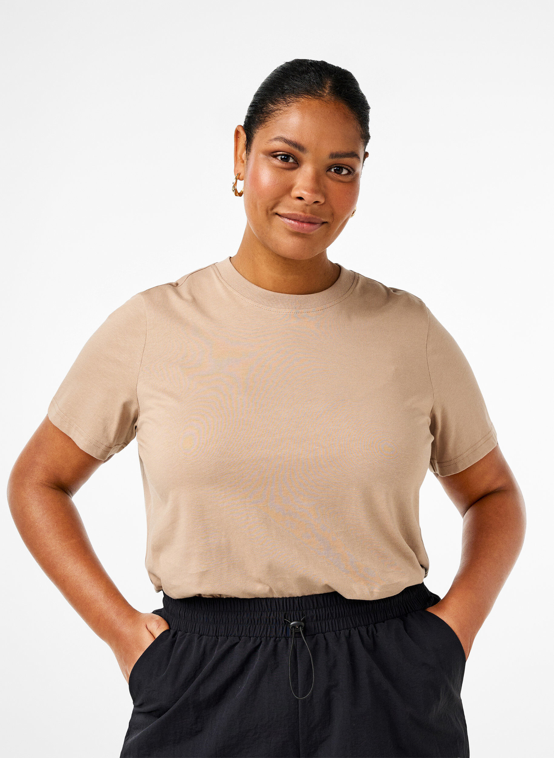 Basis t-shirt i bomuld med rund hals , Beige, Model