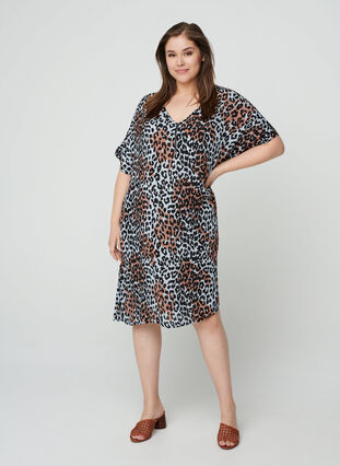 Kortærmet viskose kjole i farvet leopard print, Blue Leo AOP, Model image number 2