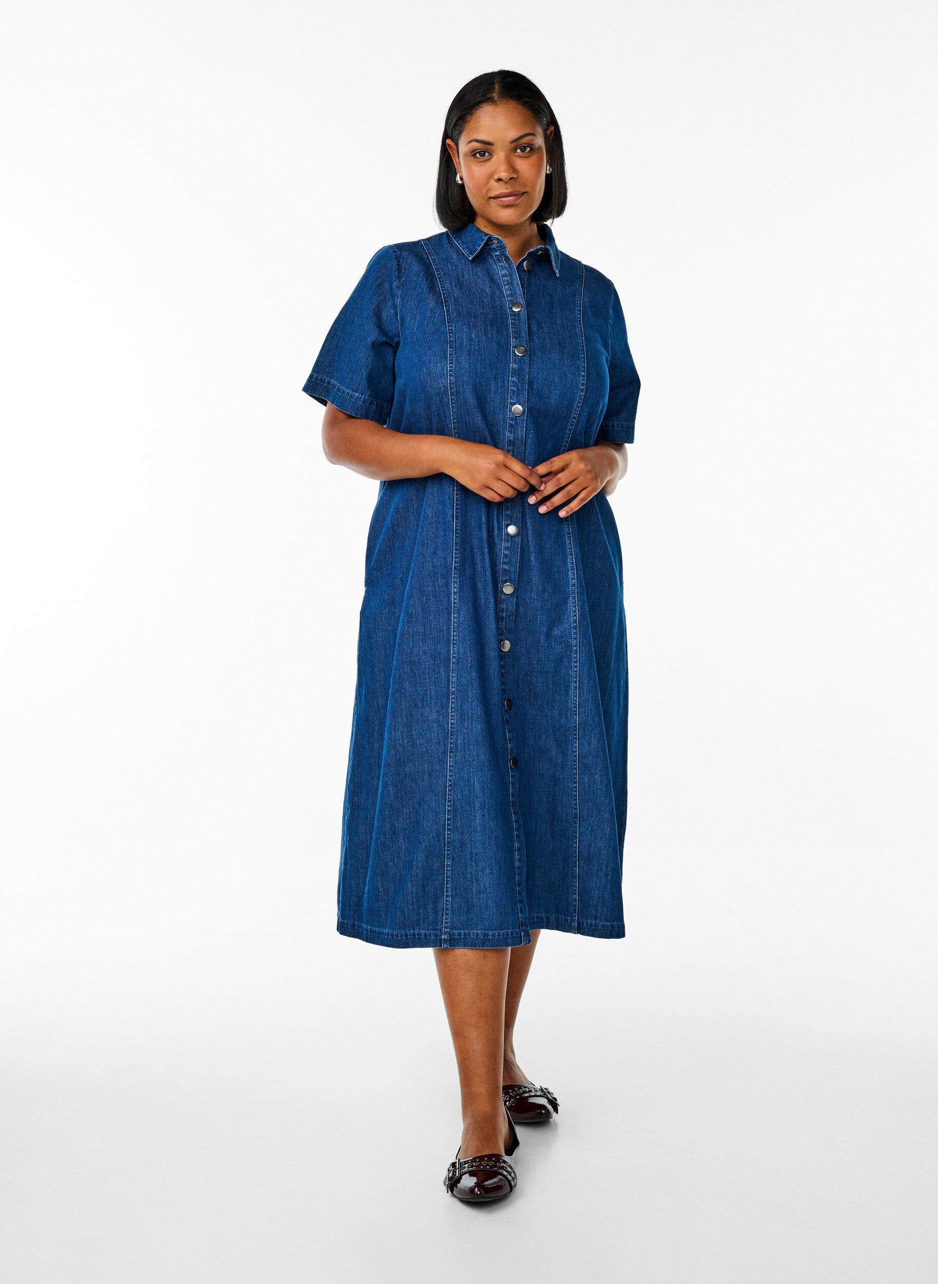 Midilang skjortekjole i denim, Bl&aring;, Model