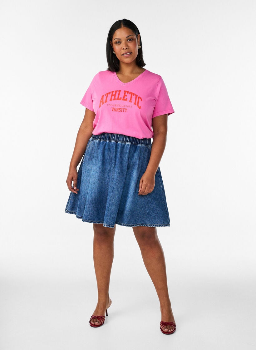 T-shirt i &oslash;kologisk bomuld med varsity-print og V-hals, Lyser&oslash;d, Model image number 1