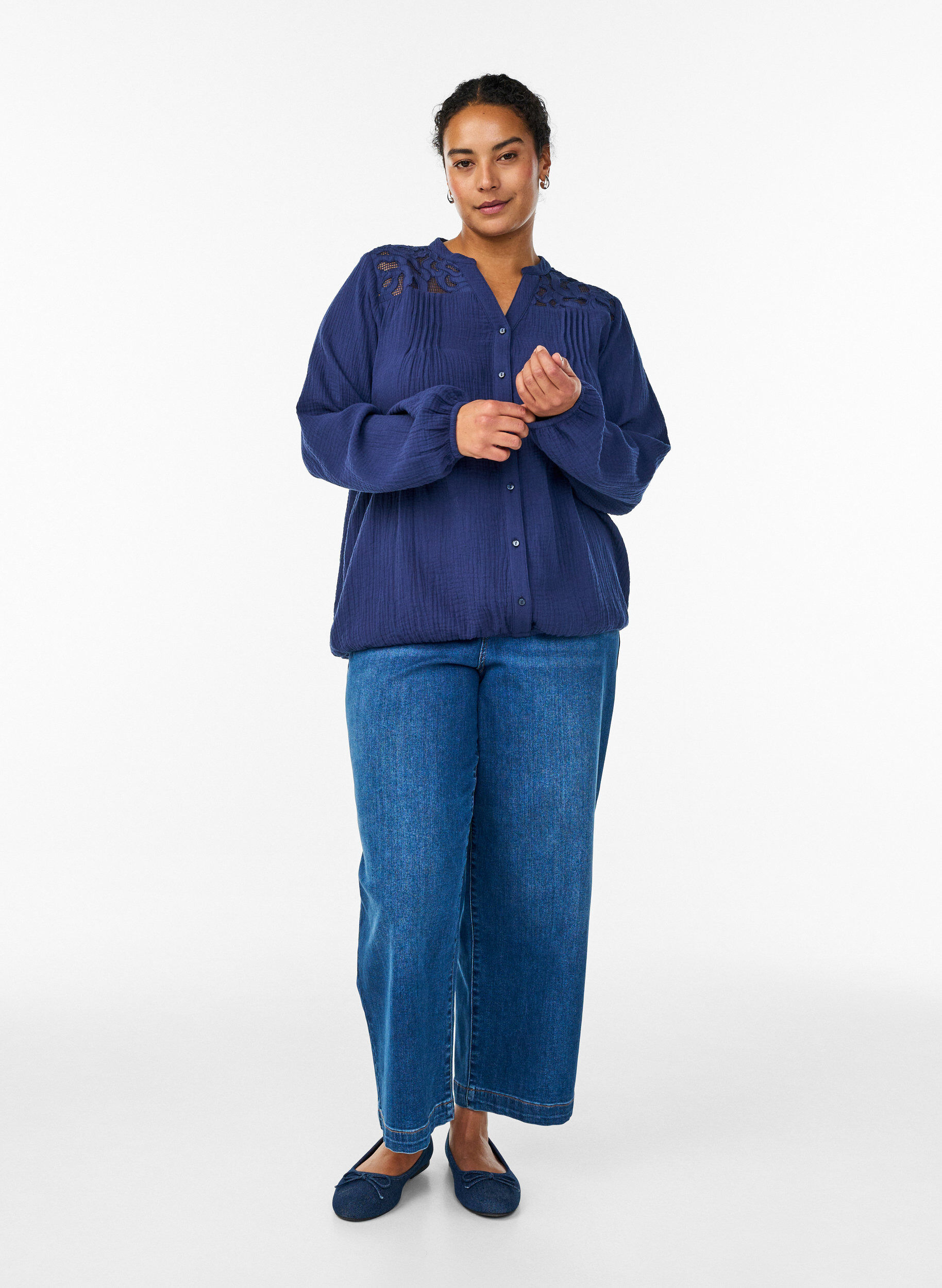 Zizzi Bluse i bomuldsmusselin med broderede detaljer, Bl&aring;, Model image number 1