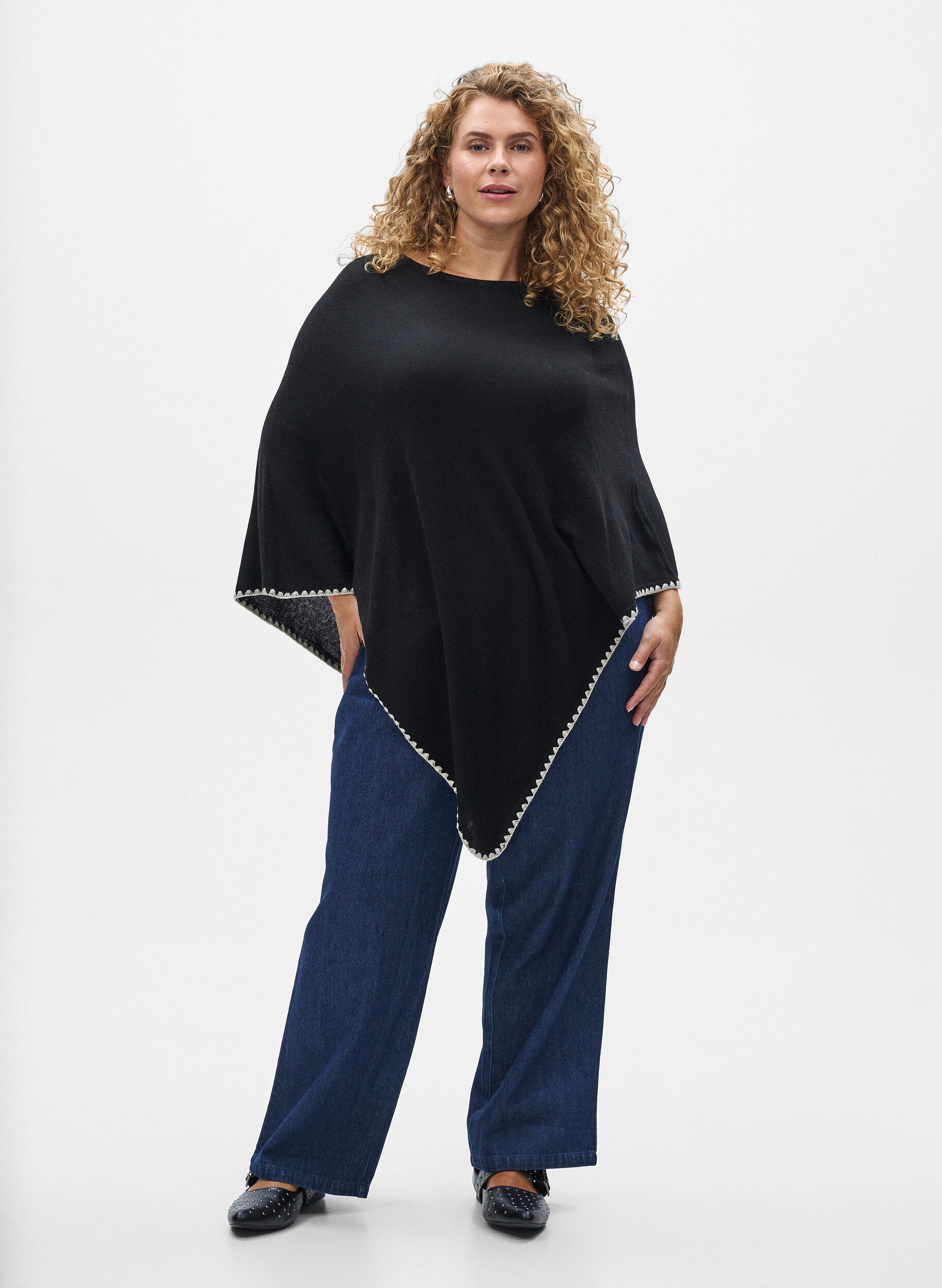 ZizziFinstrikket poncho, Sort, Model image number 1