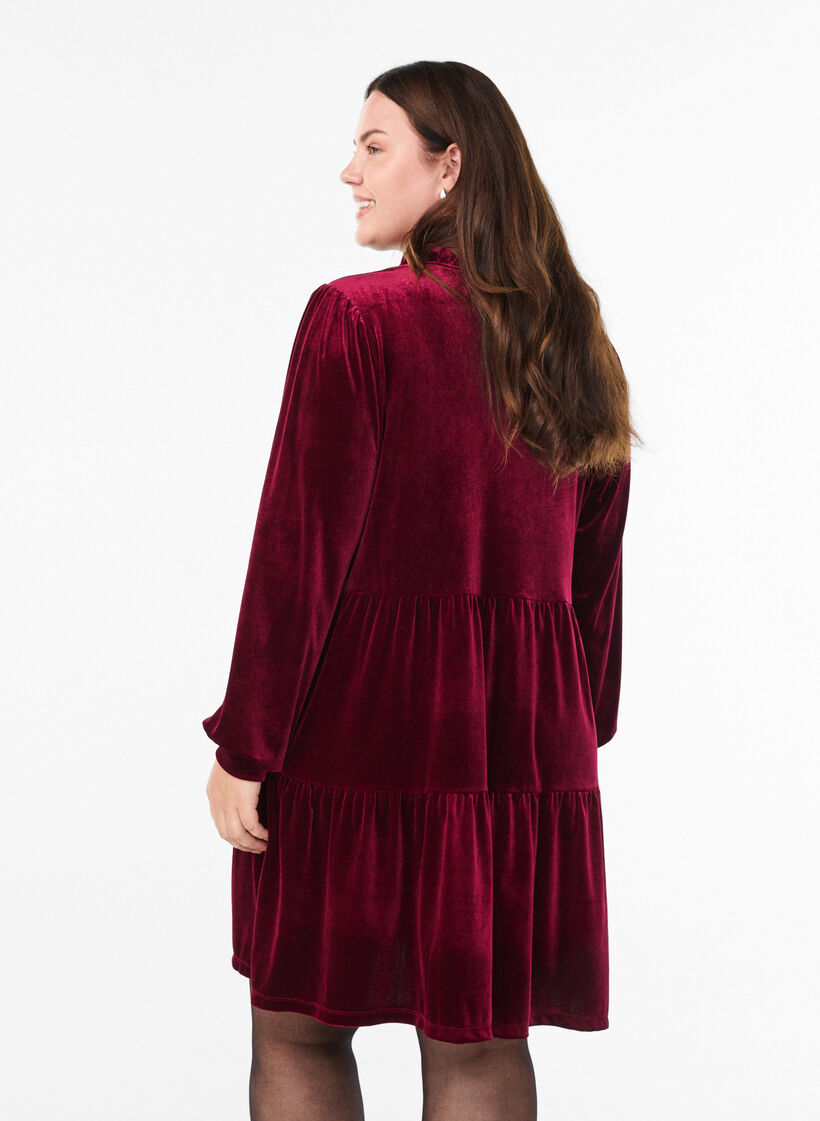 Kort velourkjole med fl&aelig;sekrave og lange &aelig;rmer, R&oslash;d, Model image number 2