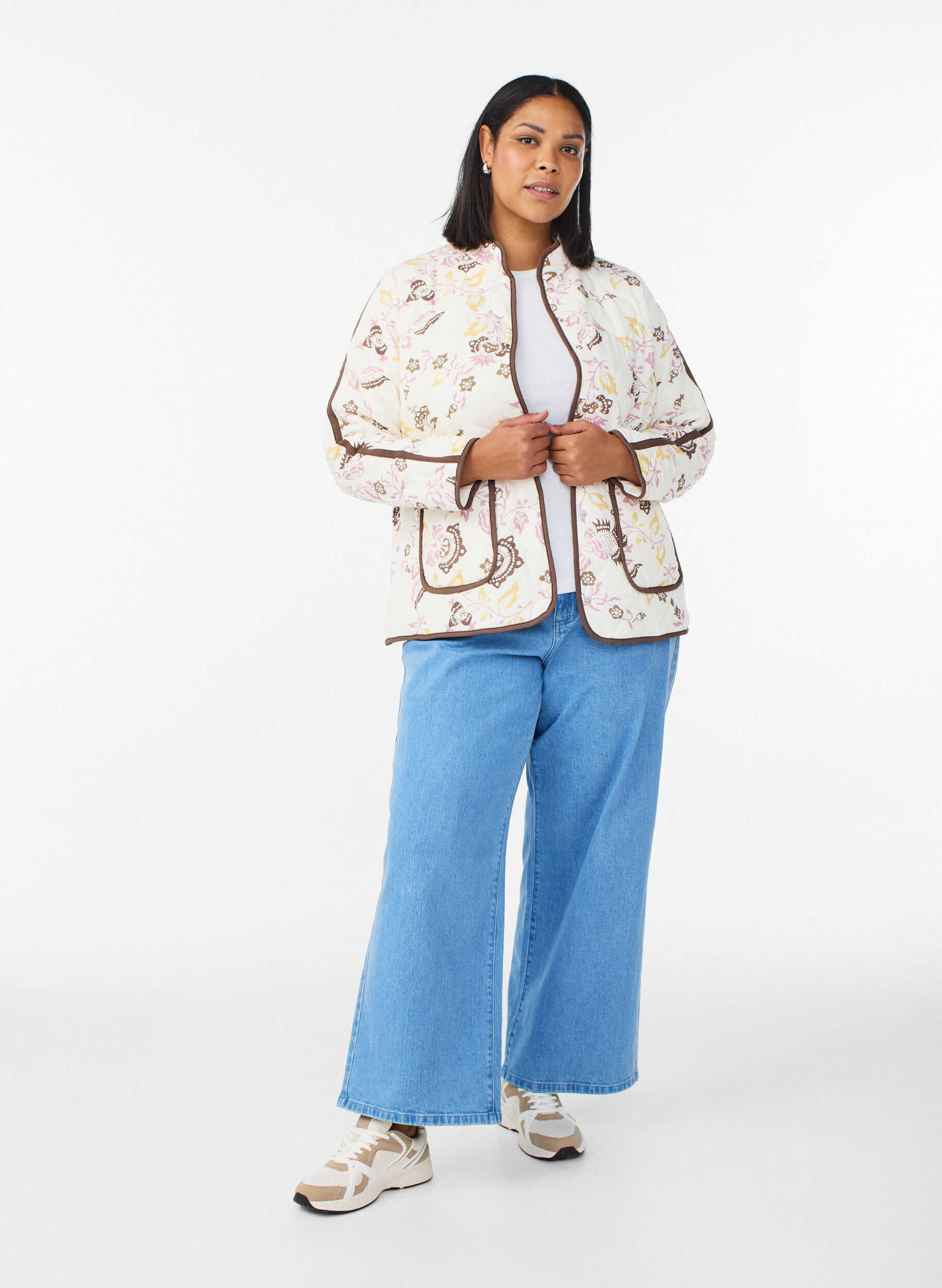 Zizzi Quiltet jakke med knapper og blomsterprint, Beige, Model image number 1