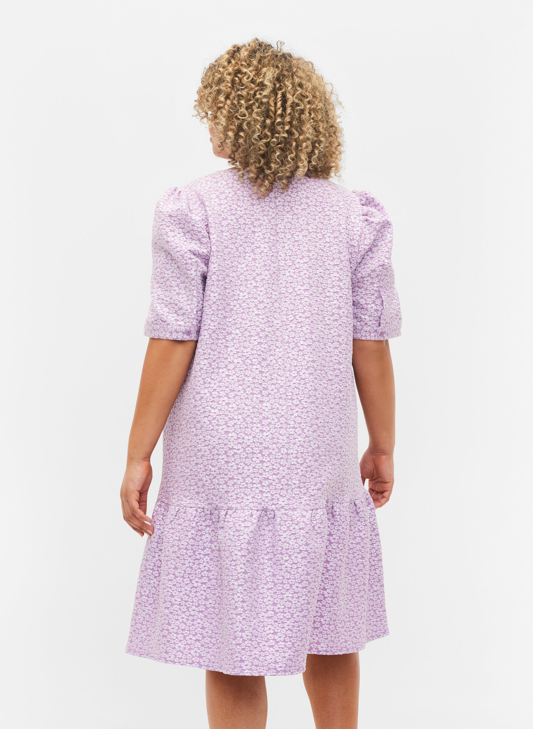 Zizzi Kort&aelig;rmet kjole med v-hals og blomstret struktur, Regal Orchid , Model image number 1