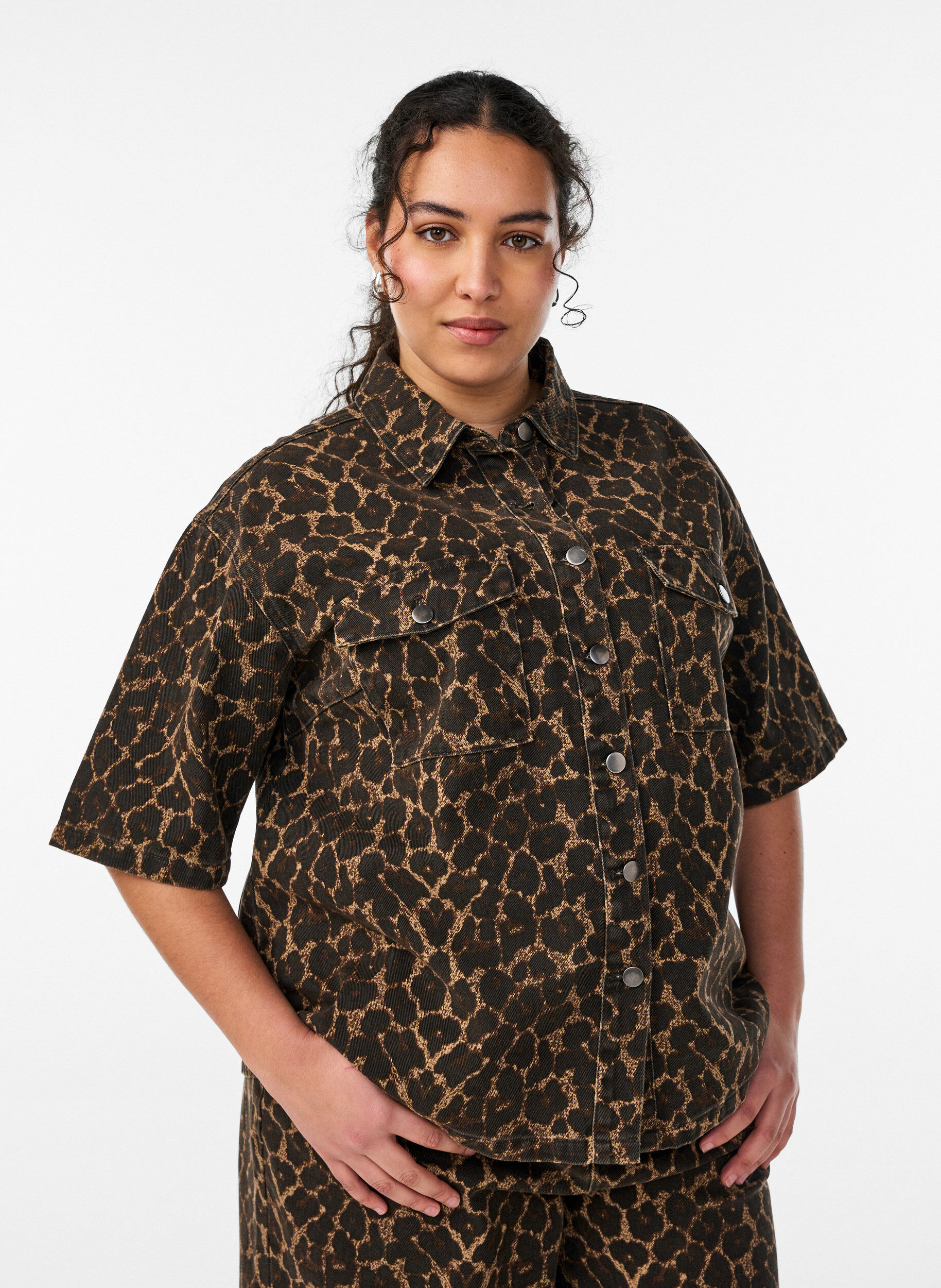 Denimskjorte med leopard m&oslash;nster og korte &aelig;rmer, Brun, Model