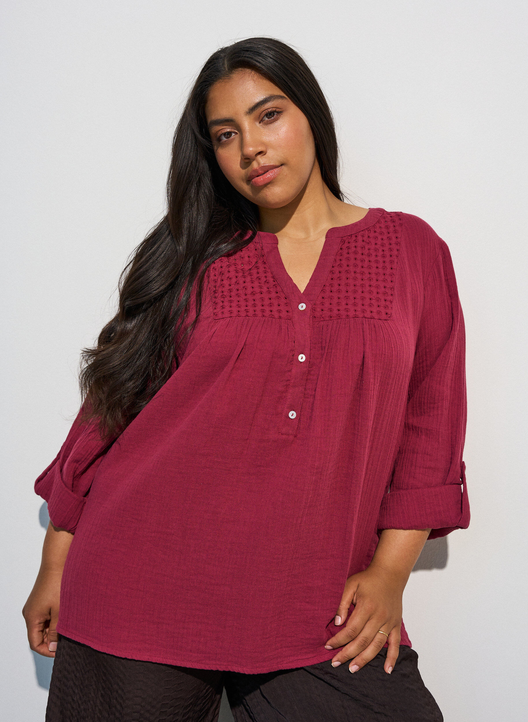 ZizziBluse i bomuldsmusselin med broderi anglaise, R&oslash;d, Model image number 0