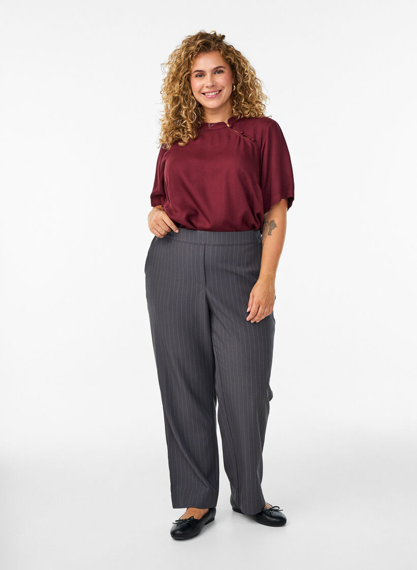 Kortærmet bluse med skrå knaplukning, Rød, Model image number 1