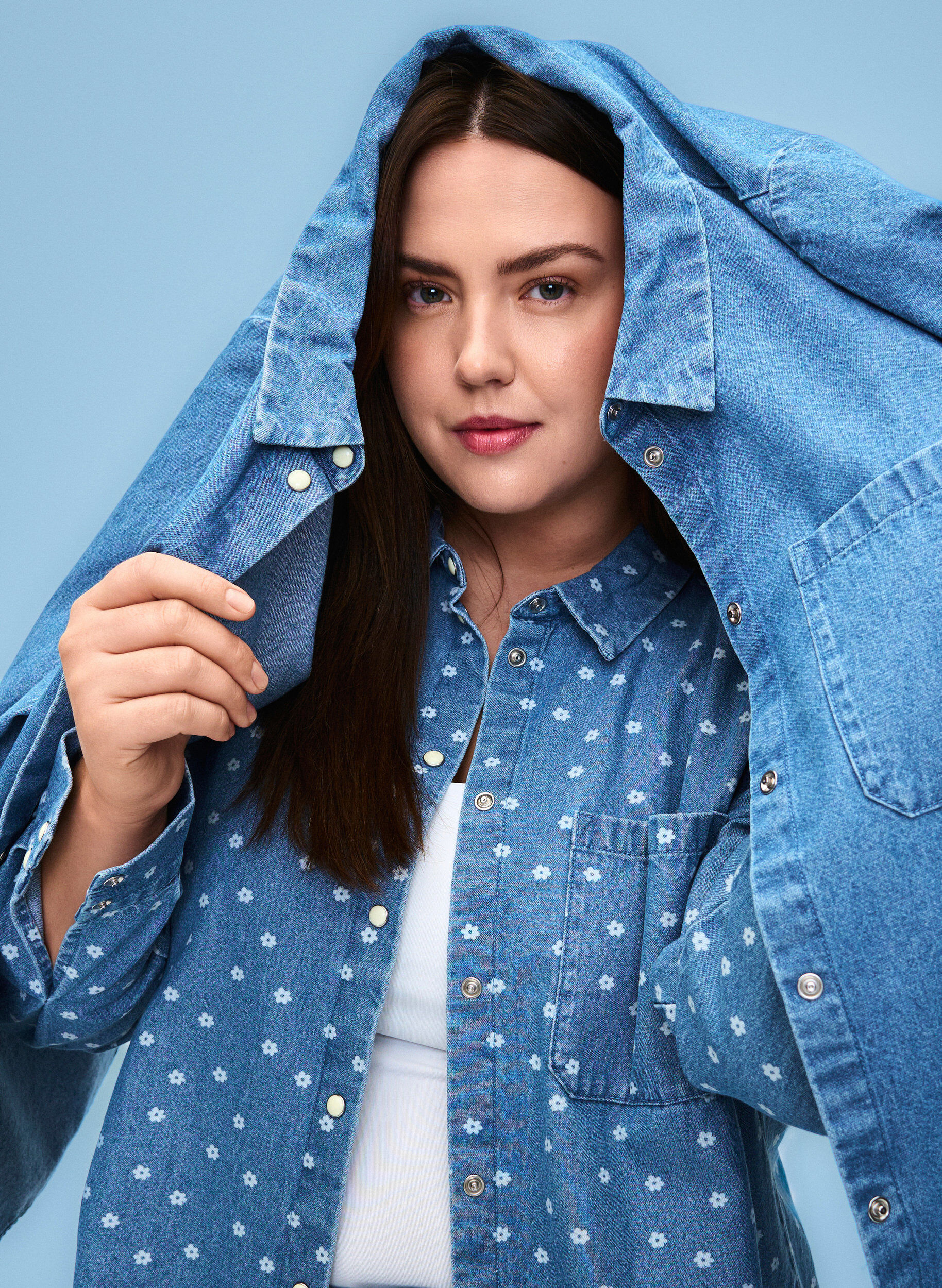 Zizzi Blomstret denimskjorte med brystlomme, Light Blue w.Flowers, Image image number 0