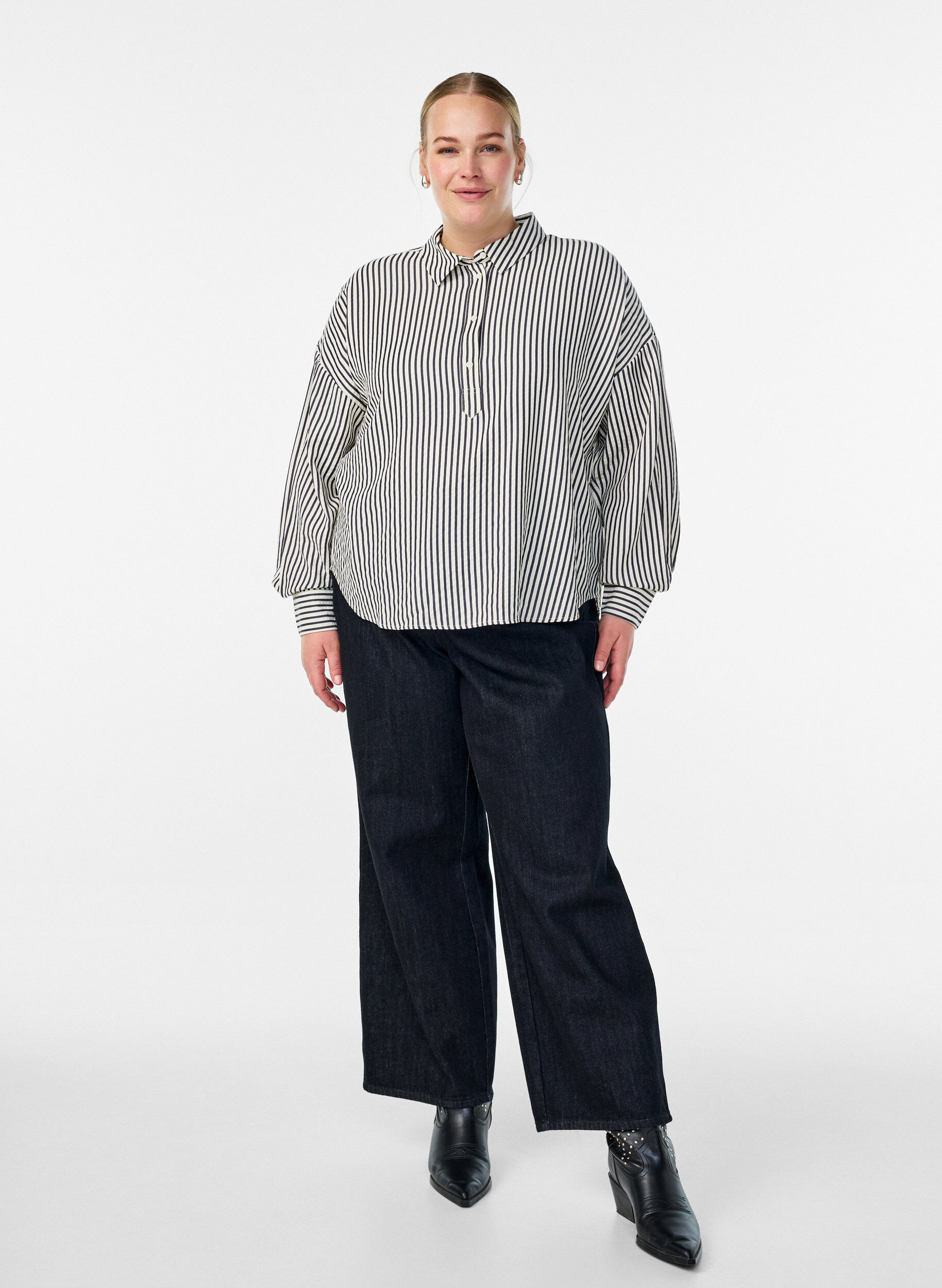 Zizzi Stribet skjorte med knapdetalje p&aring; ryggen, Sort, Model image number 1