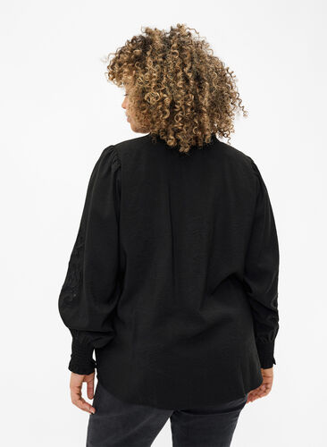 Bluse med flæser og broderi anglaise, Black, Model image number 1