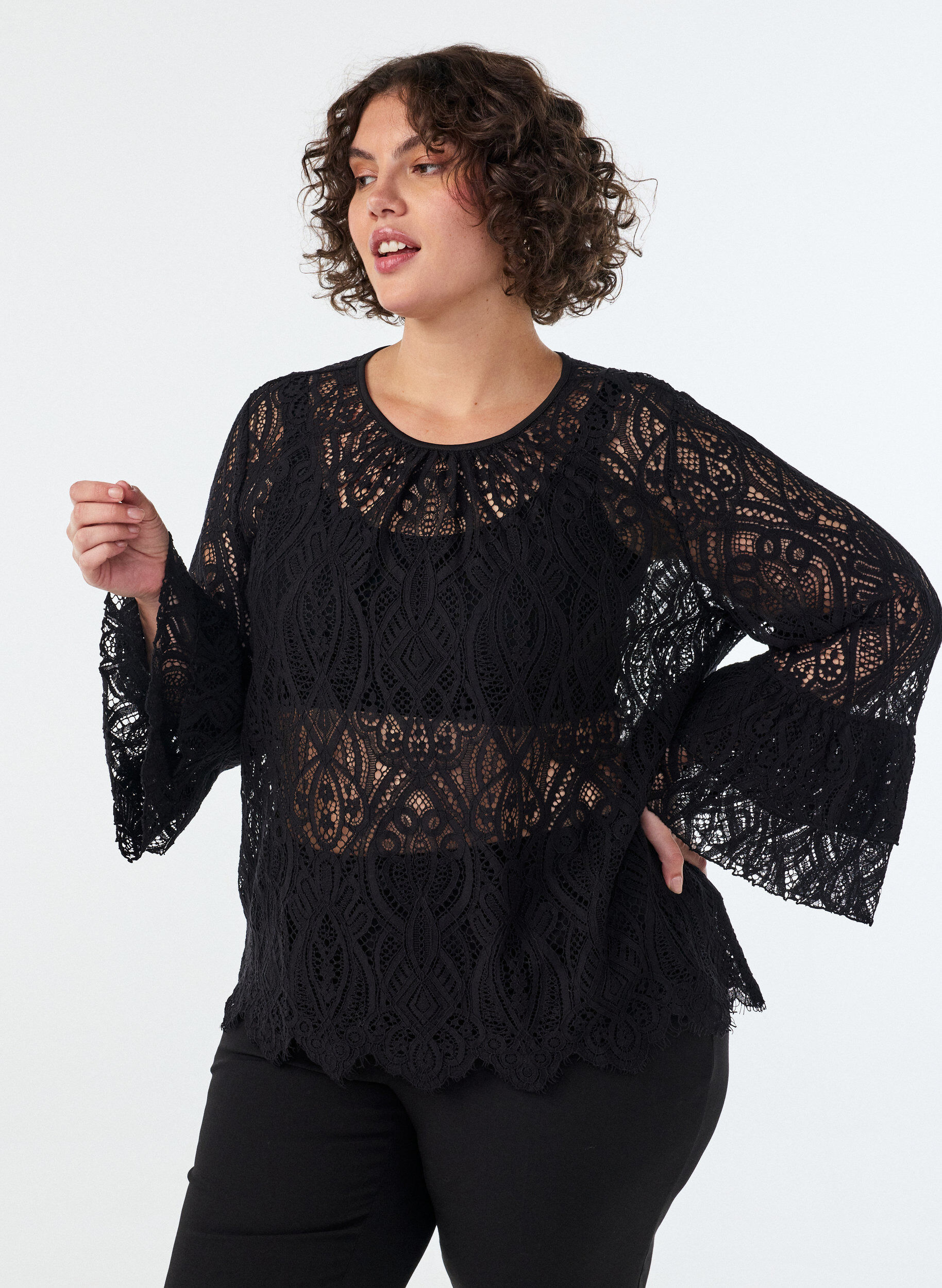 ZizziBlondebluse med lange trompet&aelig;rmer og fl&aelig;ser, Sort, Model image number 0