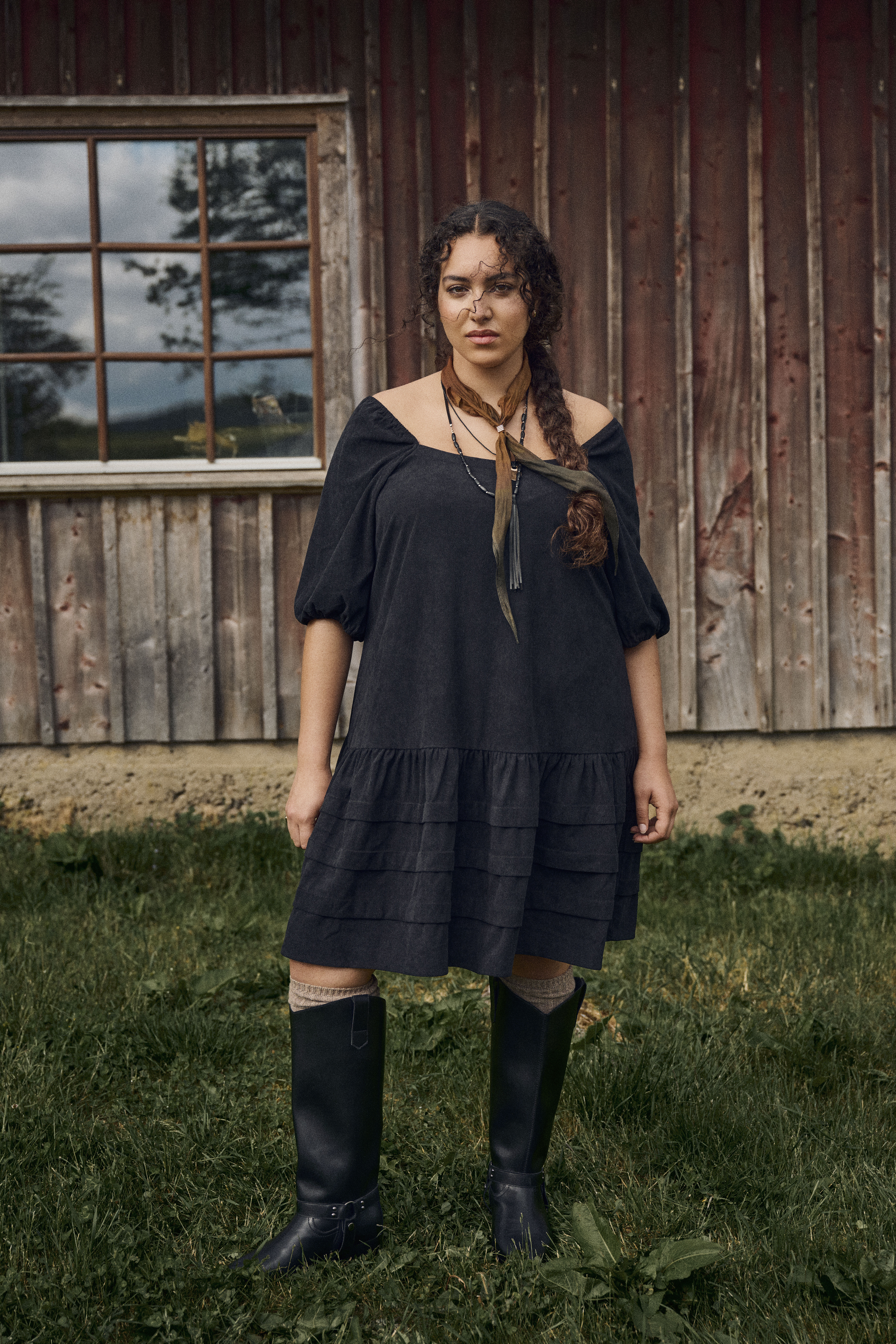 Zizzi Kjole i fl&oslash;jl med firkantet udsk&aelig;ring, , Model