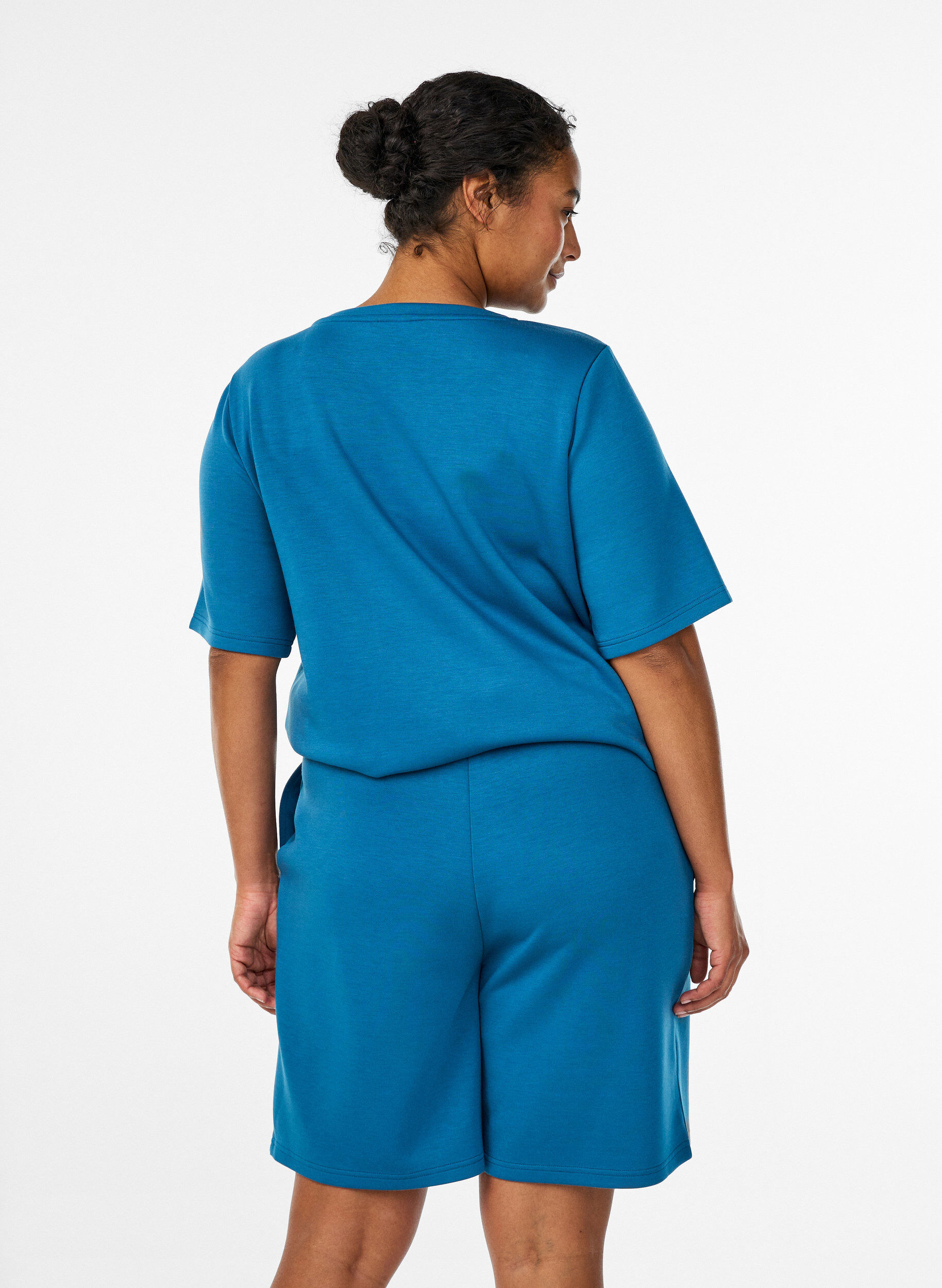 Zizzi Shorts i modal-mix med lommer, Bl&aring;, Model image number 2