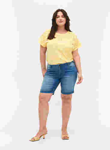 Slim fit Emily shorts med normal talje, Light blue denim, Model image number 2