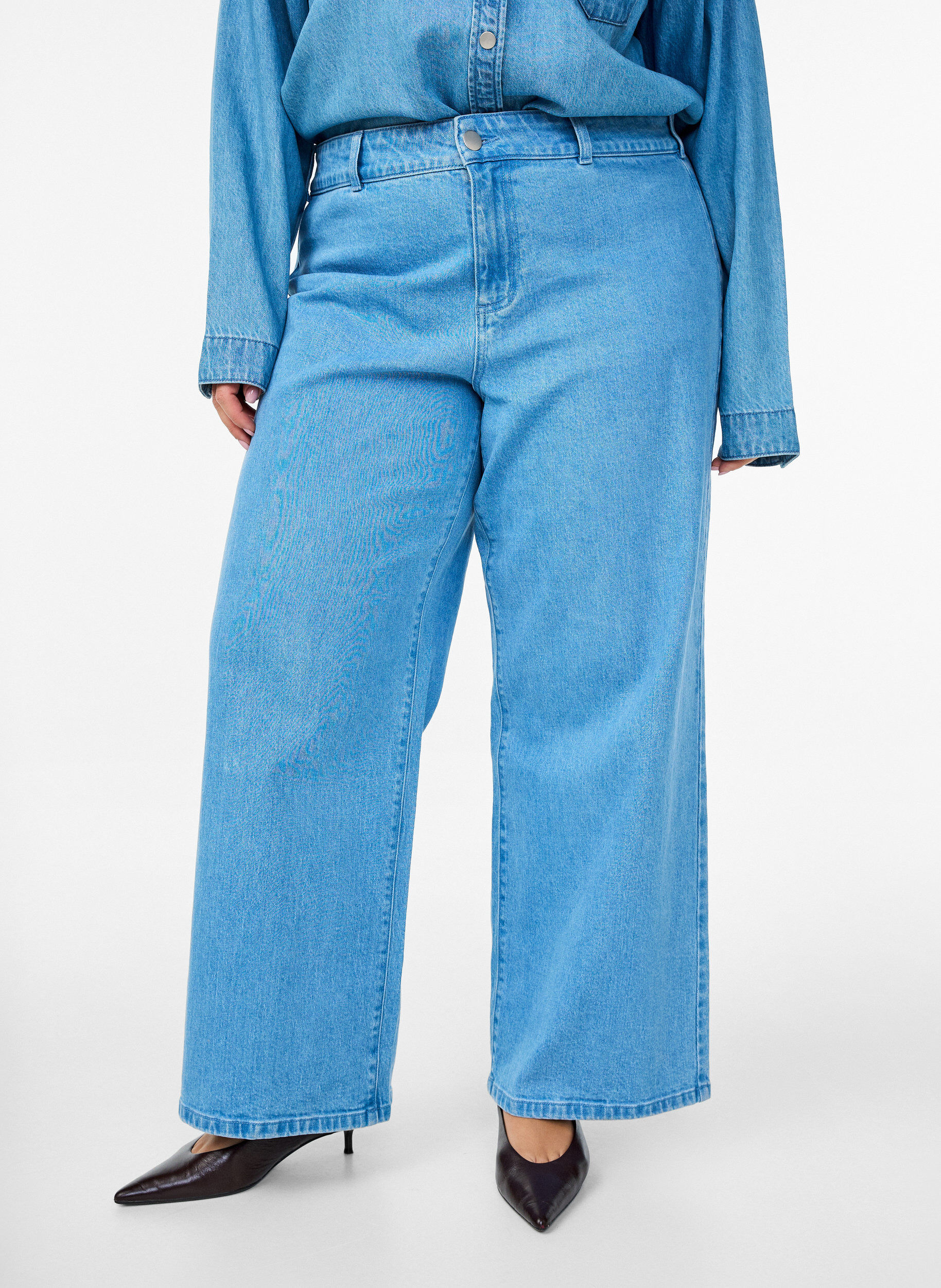 Zizzi H&oslash;jtaljede jeans med vidde, Bl&aring;, Model image number 2