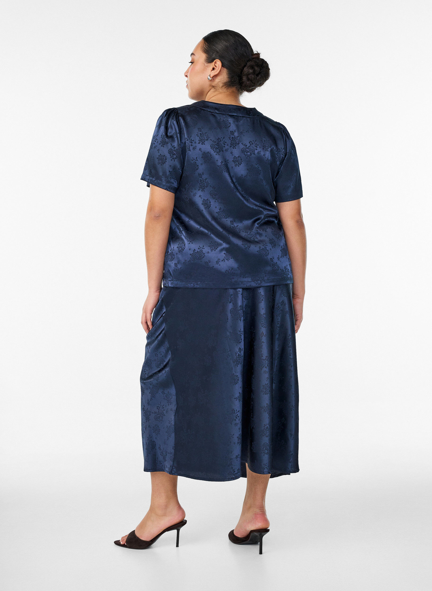 ZizziSatin nederdel med tonet blomsterm&oslash;nster, Bl&aring;, Model image number 1