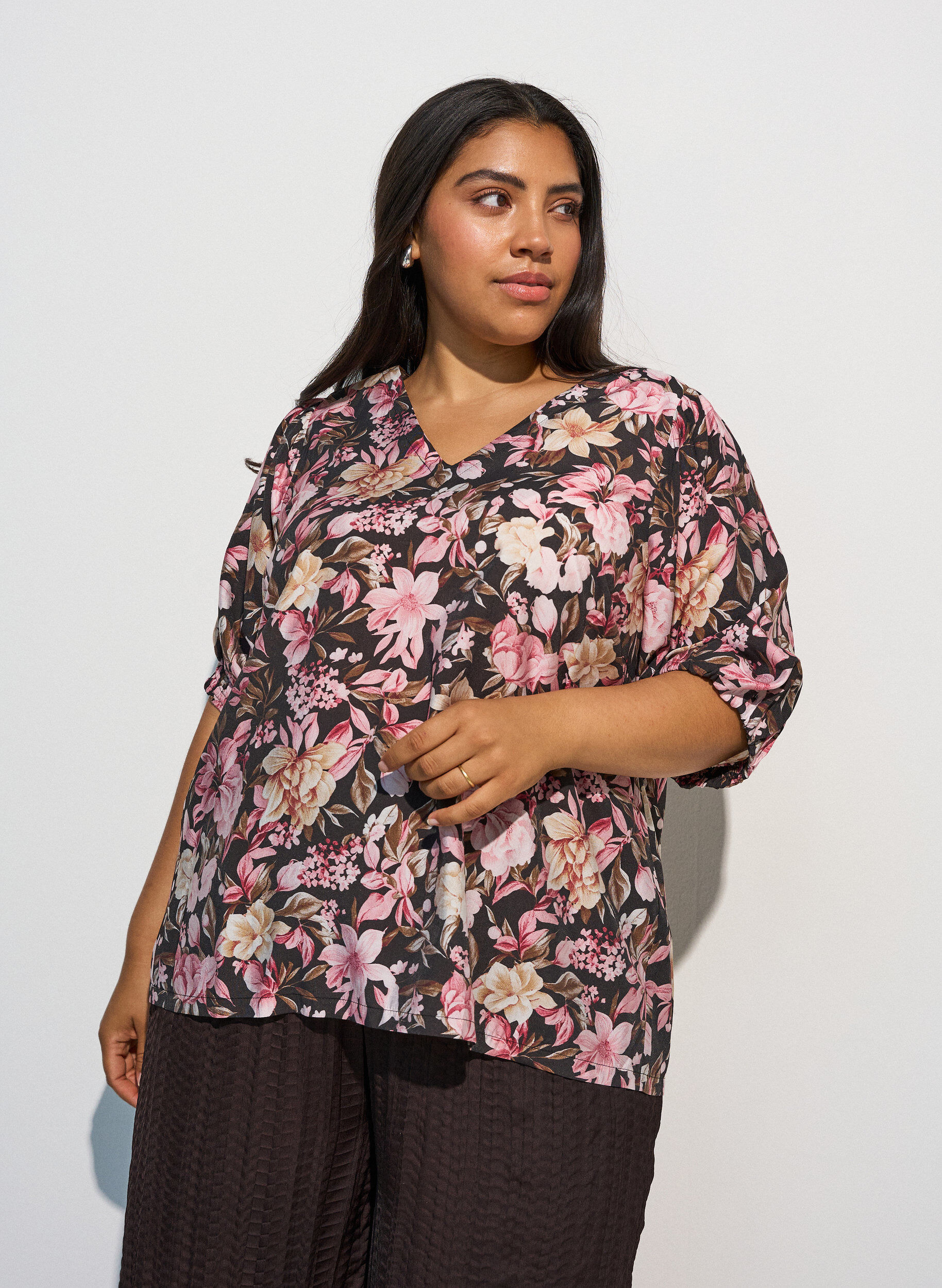 Viskosebluse med V-udsk&aelig;ring, Lyser&oslash;d, Model