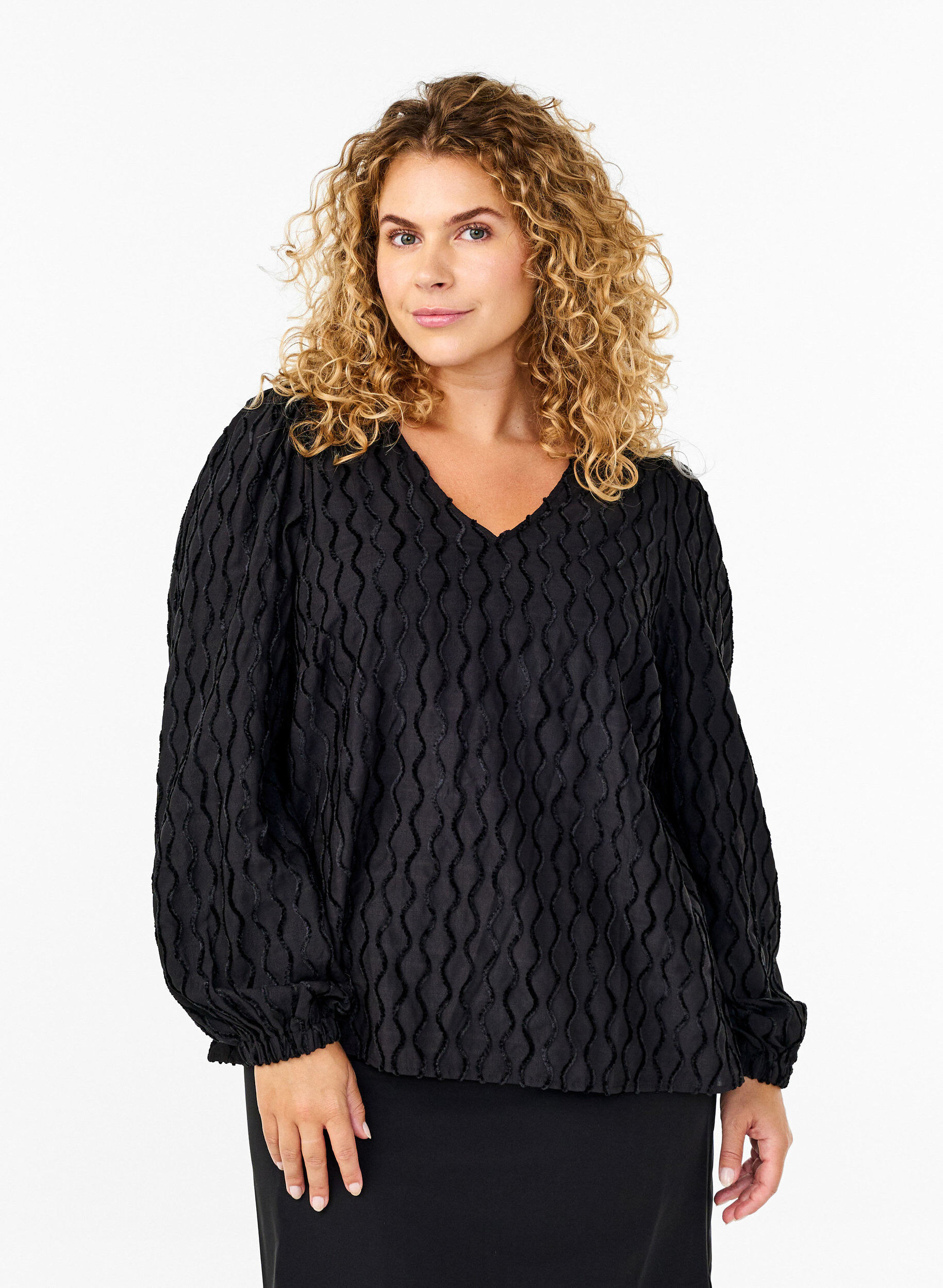 Zizzi Lang&aelig;rmet bluse med m&oslash;nster og V-hals, Black, Model image number 0