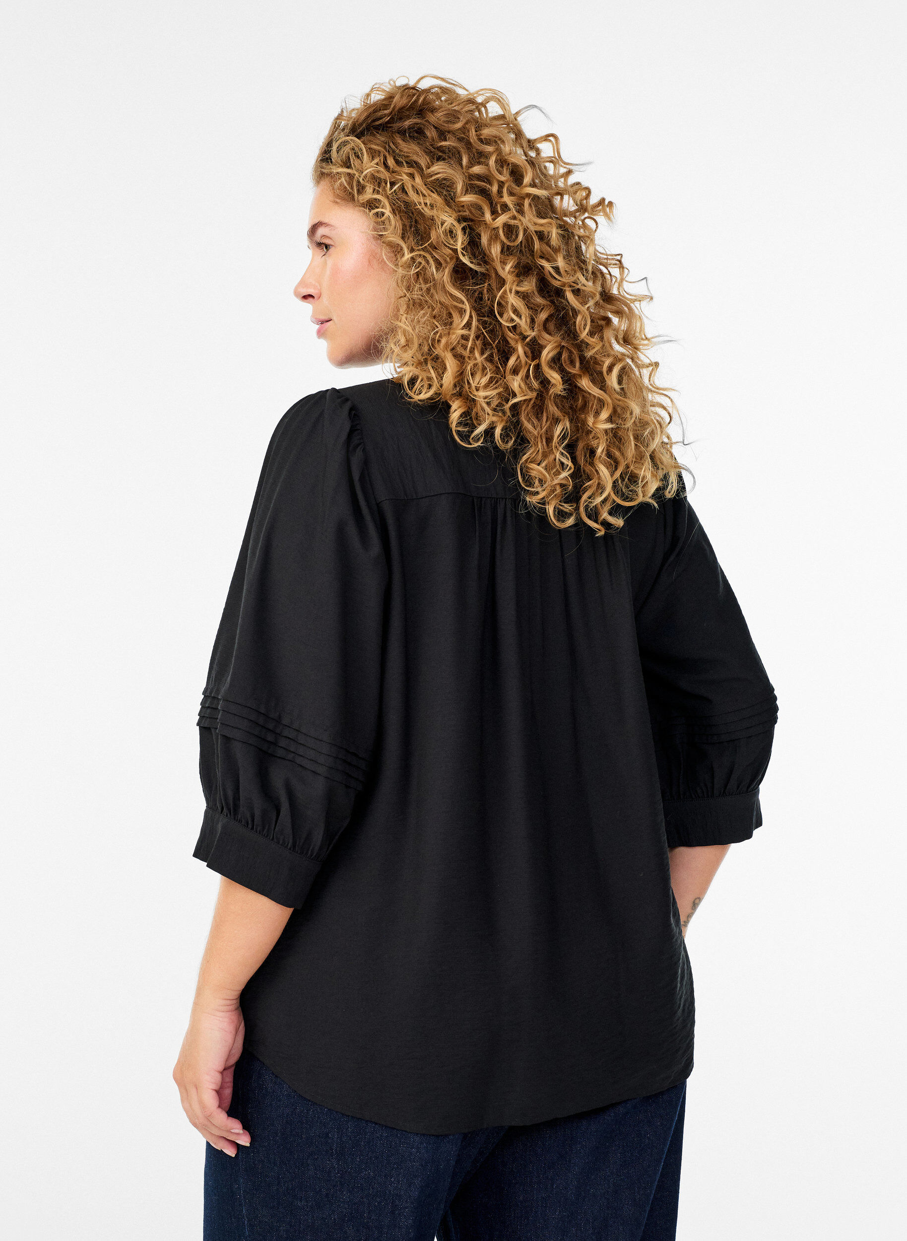 Zizzi Bluse med 3/4 &aelig;rmer og dekorative l&aelig;g, Sort, Model image number 2