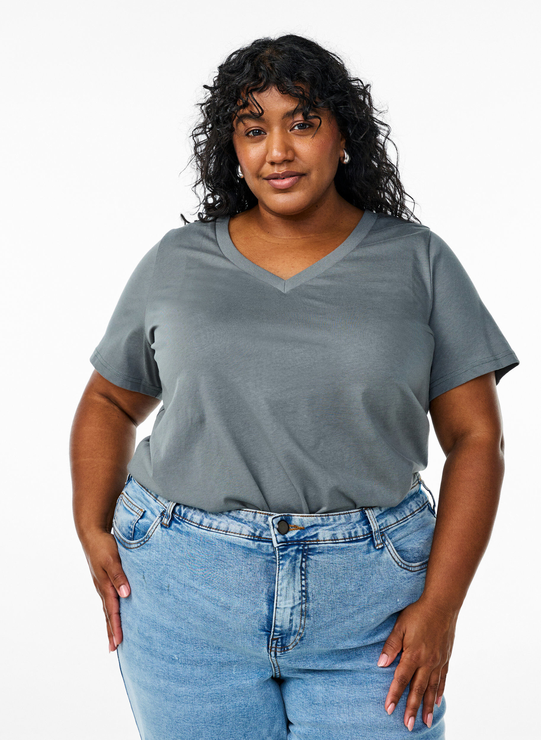 Basis t-shirt i bomuld med V-hals, Gr&oslash;n, Model