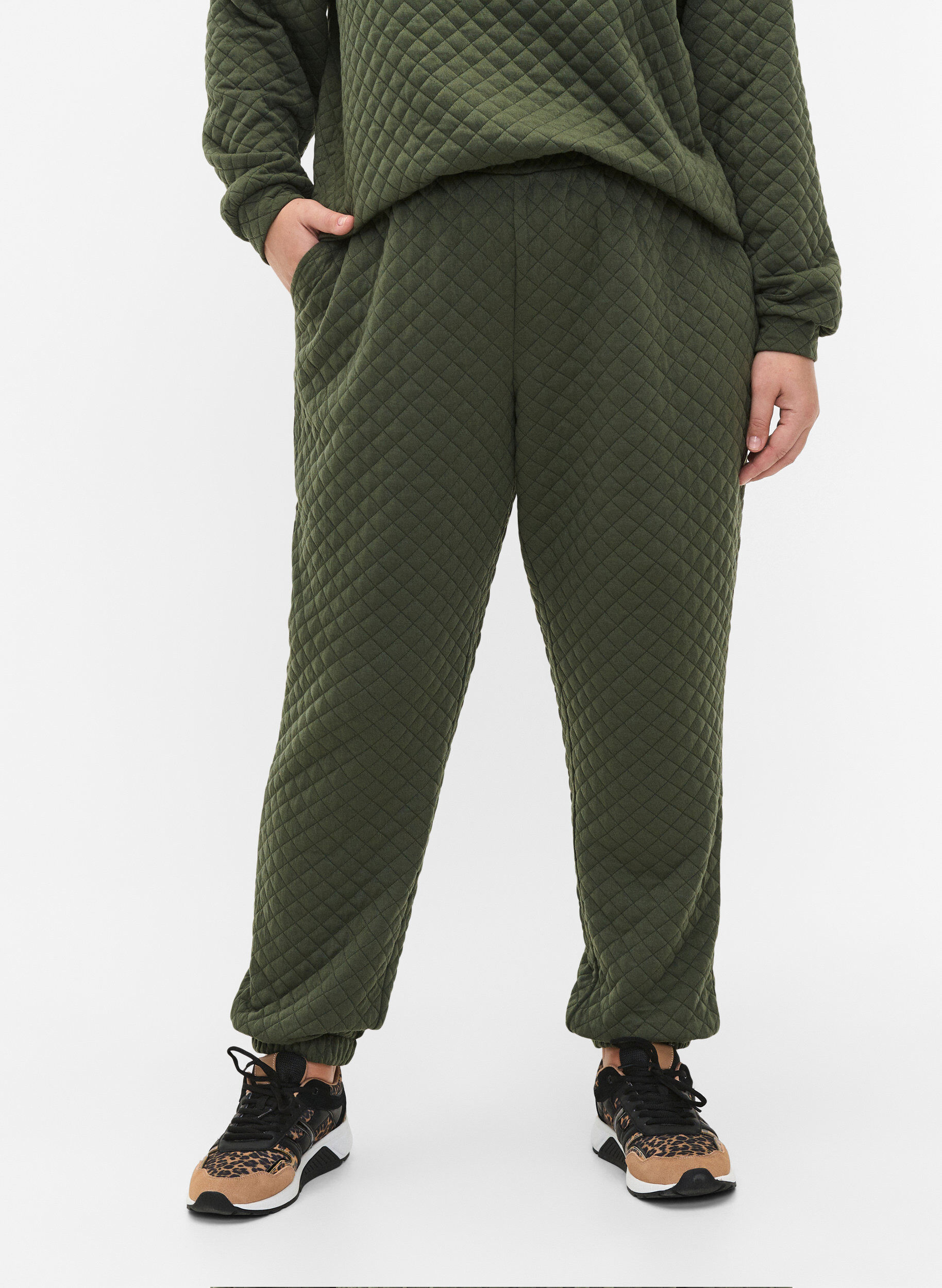 Zizzi Quiltede sweatpants med lommer, Thyme, Model image number 2