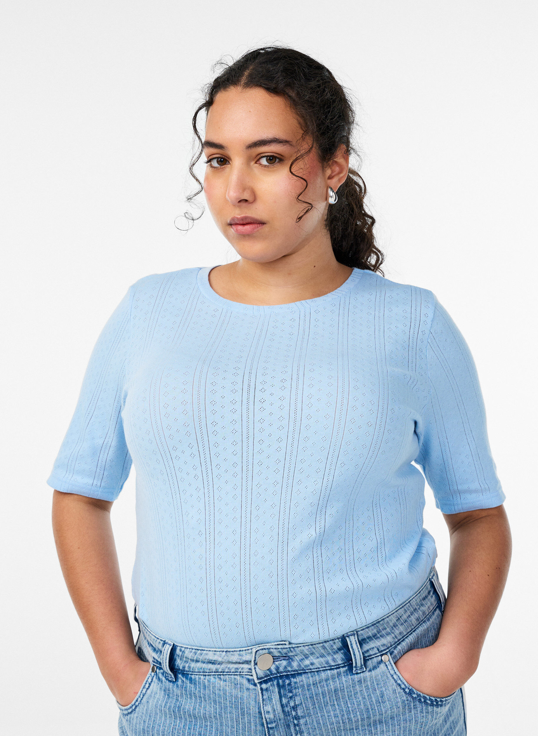 T-shirt i bomuld med hulm&oslash;nster, Bl&aring;, Model