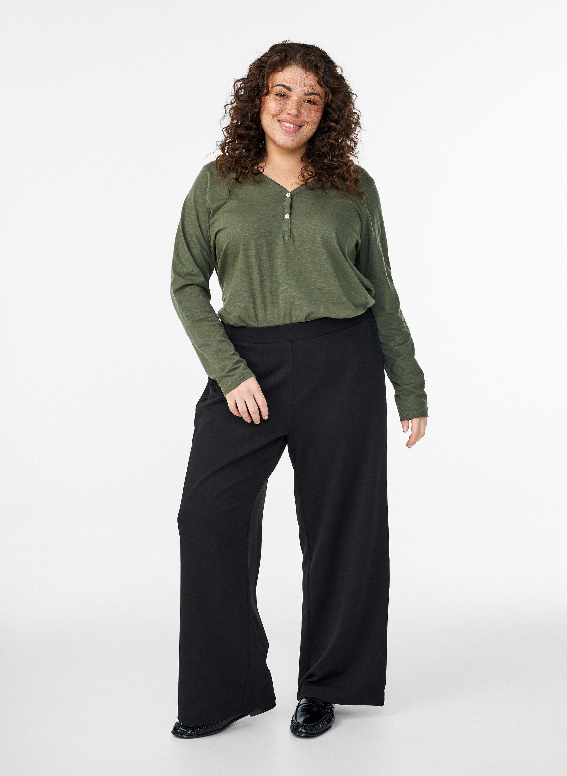 Zizzi Lang&aelig;rmet t-shirt med V-hals og knapper, Gr&oslash;n, Model image number 1