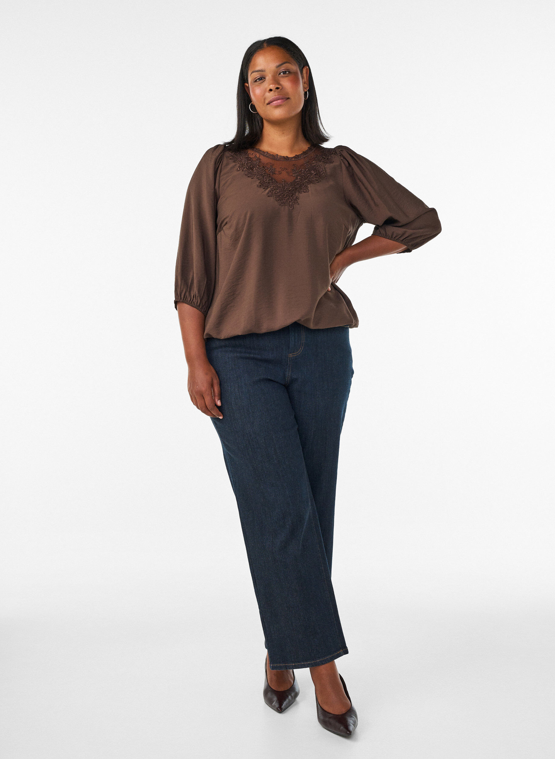 ZizziBluse med 3/4 &aelig;rmer og blondedetalje, Brun, Model image number 1