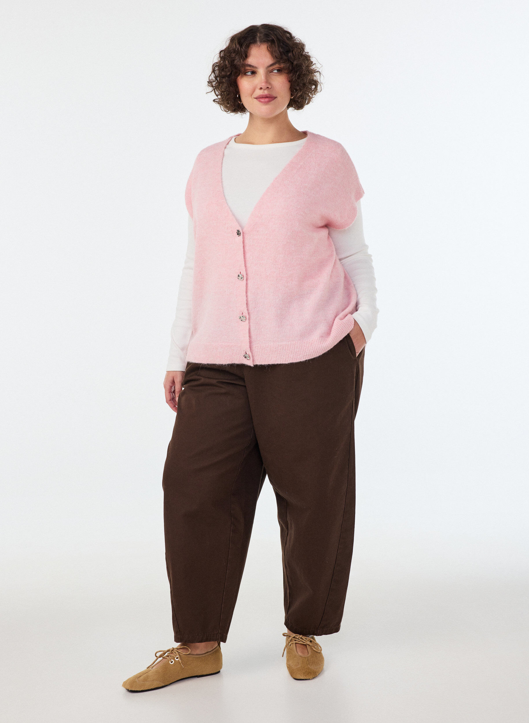 ZizziStrikvest med V-hals og dekorative knapper, Lyser&oslash;d, Model image number 1